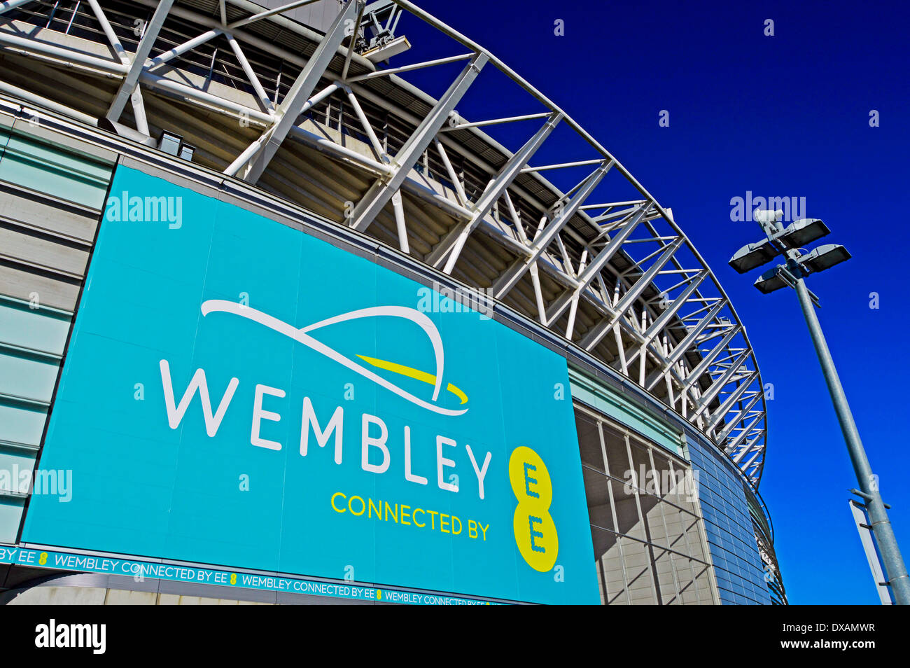 Vista dallo stadio di Wembley che mostra EE annuncio, London Borough of Brent, London, England, Regno Unito Foto Stock