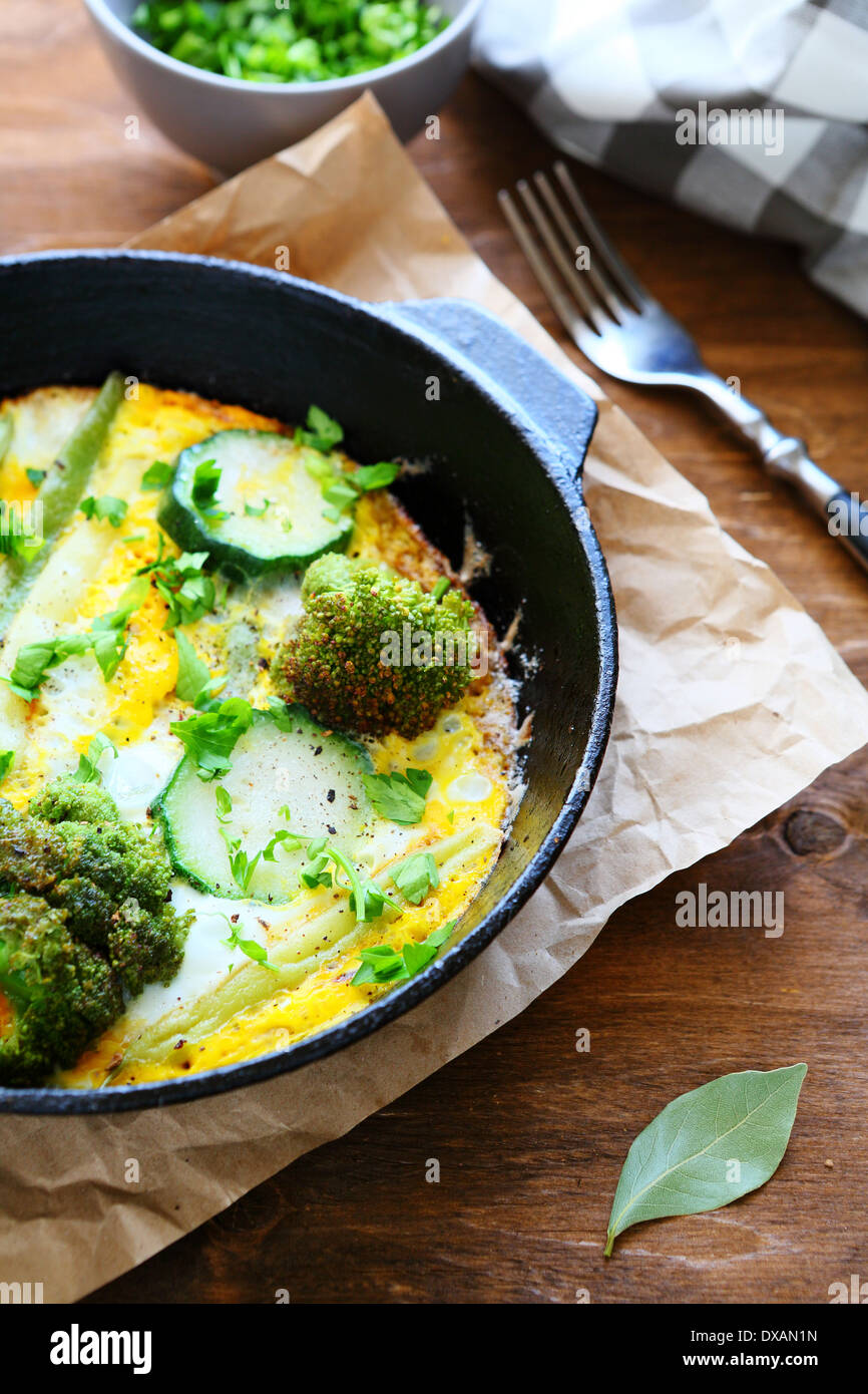 Uova strapazzate con verdure verdi, cibo closeup Foto Stock