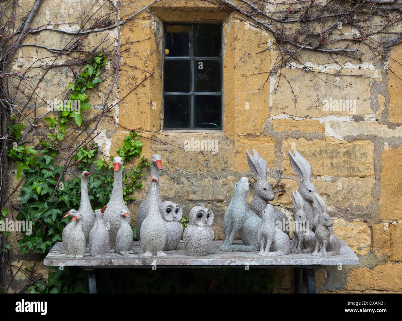 Pietra ornamenti animale su un ripiano al di fuori di un cotswolds casa di pietra. Broadway, Costwolds, Inghilterra Foto Stock