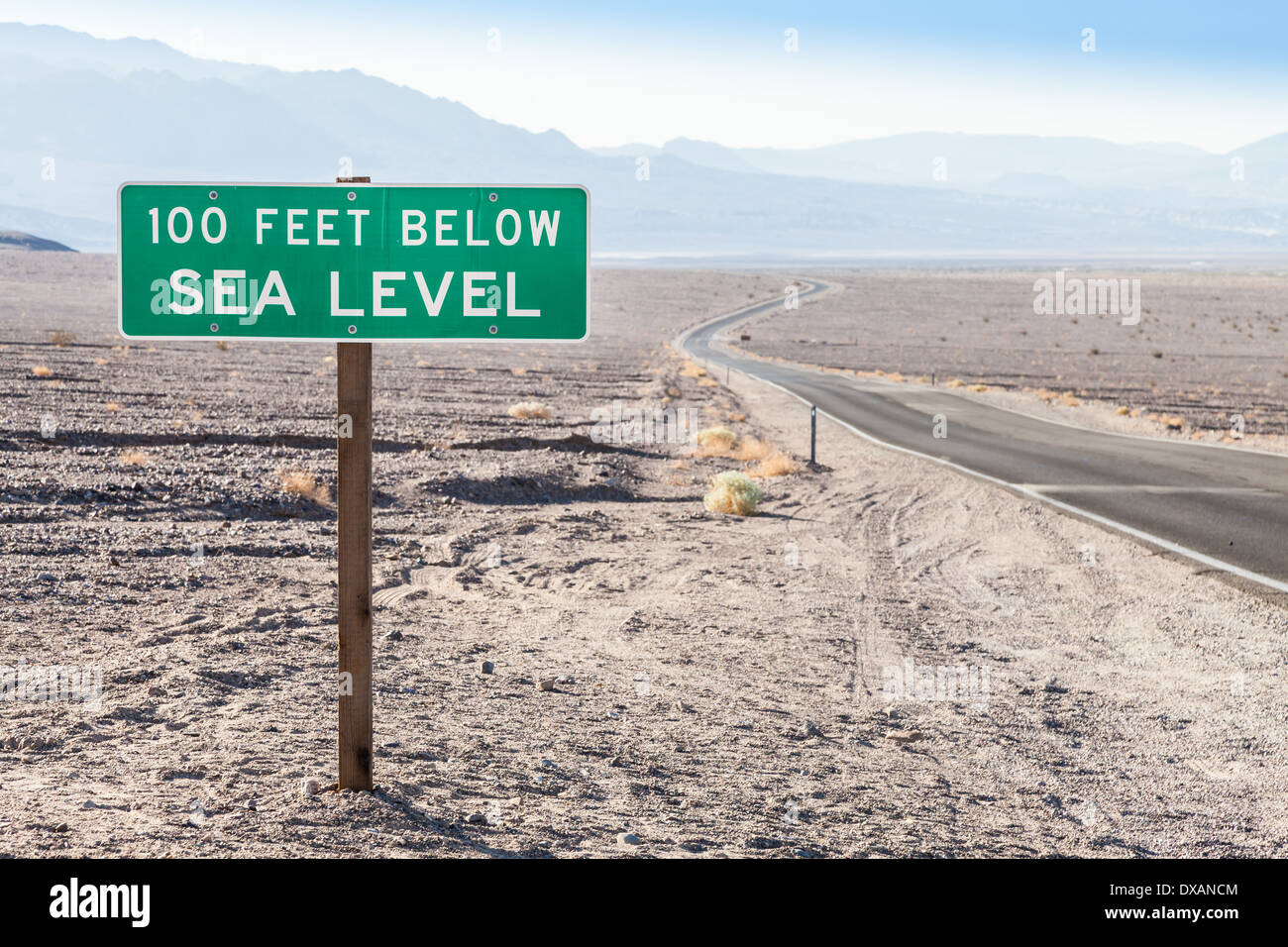 Death Valley, Stati Uniti d'America. Vista su strada in mezzo al deserto Foto Stock