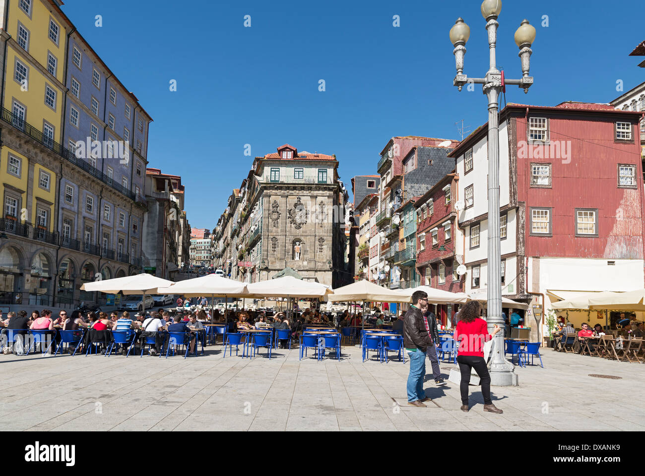 La famosa zona turistica di Ribeira di Porto, Portogallo dal fiume Douro. Foto Stock