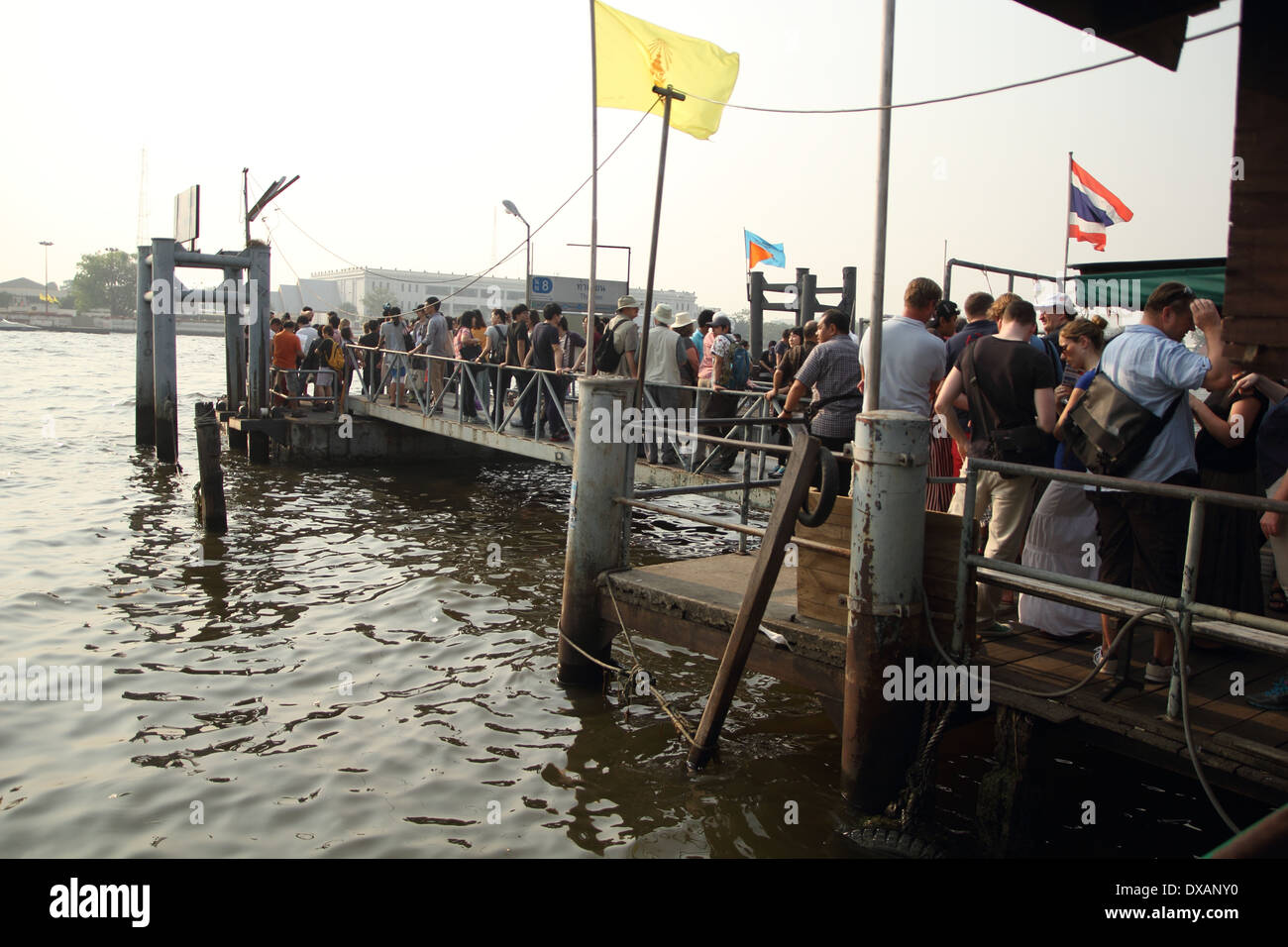 I turisti in attesa di esprimere la barca al Wat Arun pier a Bangkok , Thailandia Foto Stock