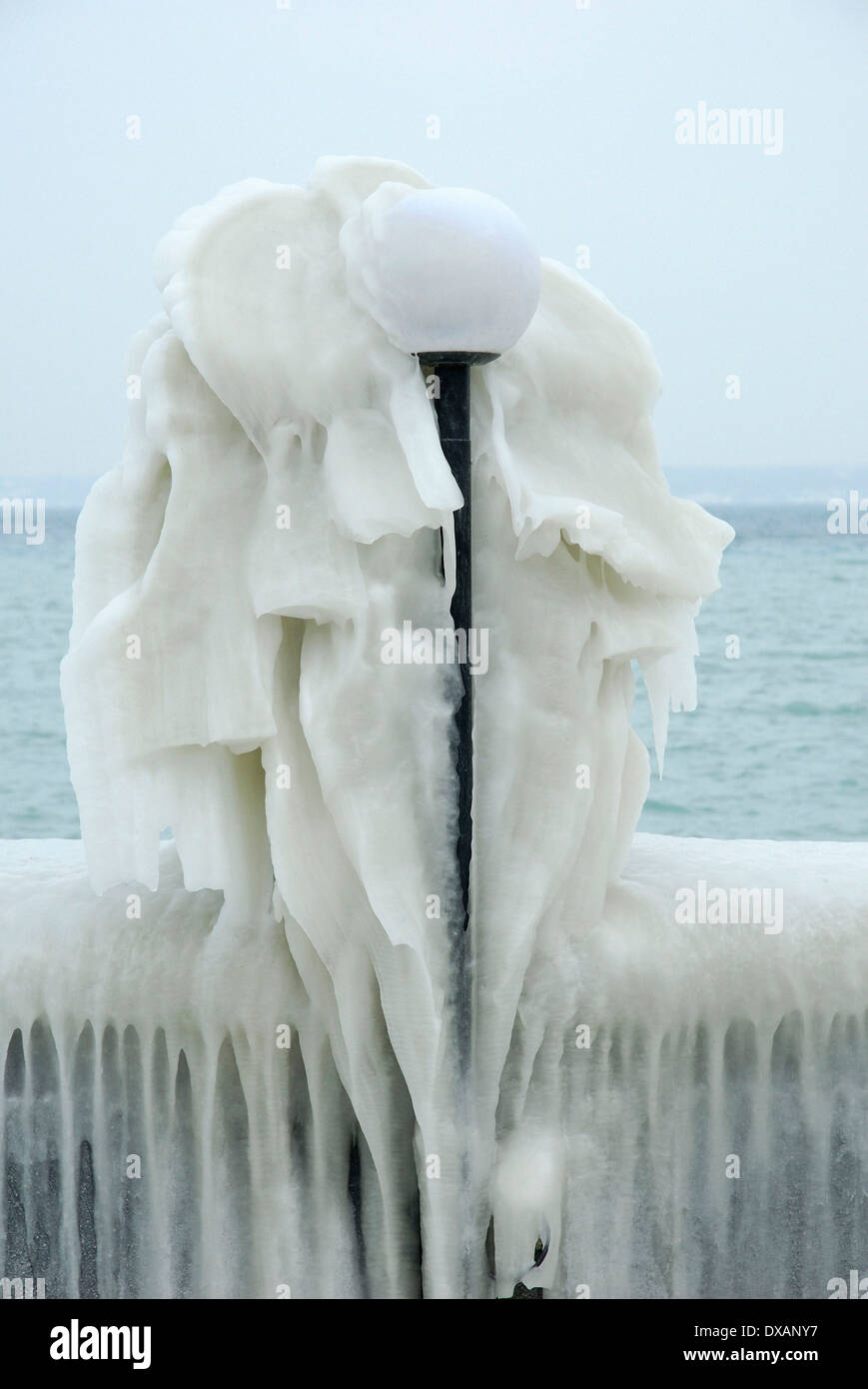 Lanterna di strada ricoperto di ghiaccio Foto Stock