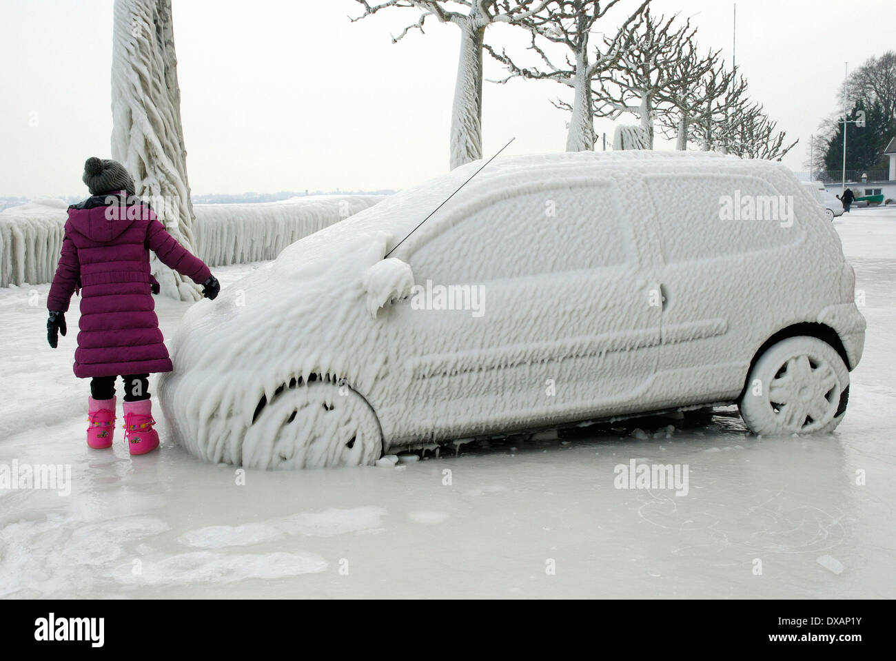 Auto coperti con ghiaccio Foto Stock