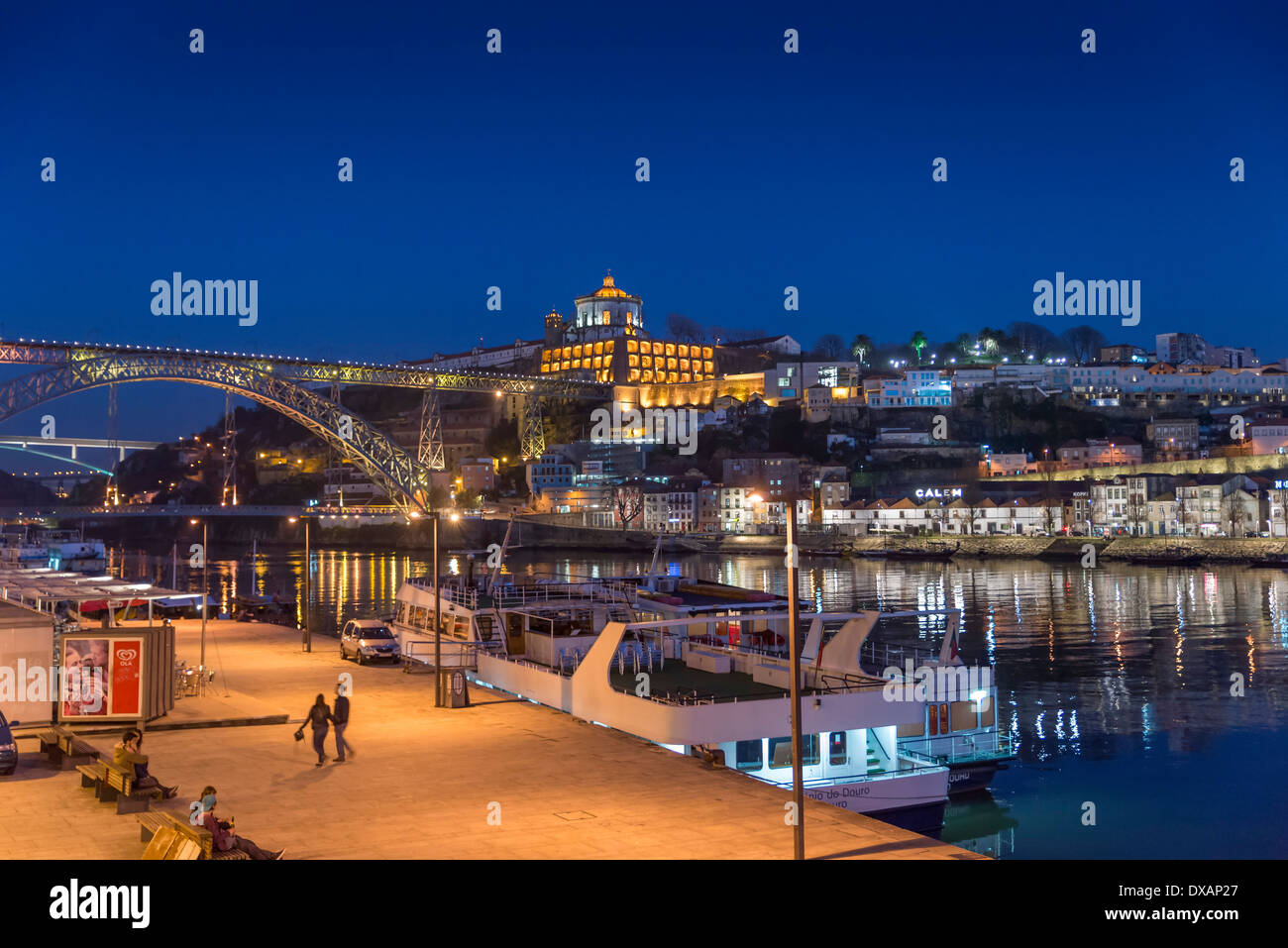 Dom Luis I ponte sul fiume Douro e monastero di Serra do Pilar illuminata di notte. Porto, Portogallo Foto Stock