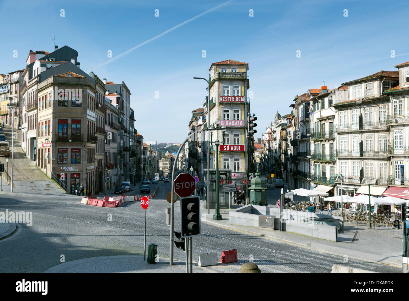 PORTO, Portogallo - 12 Marzo: Area Almeida Garrett Marzo 12, 2014 a Porto, Portogallo. Sulla piazza è il Sao Bento stazio ferroviaria Foto Stock