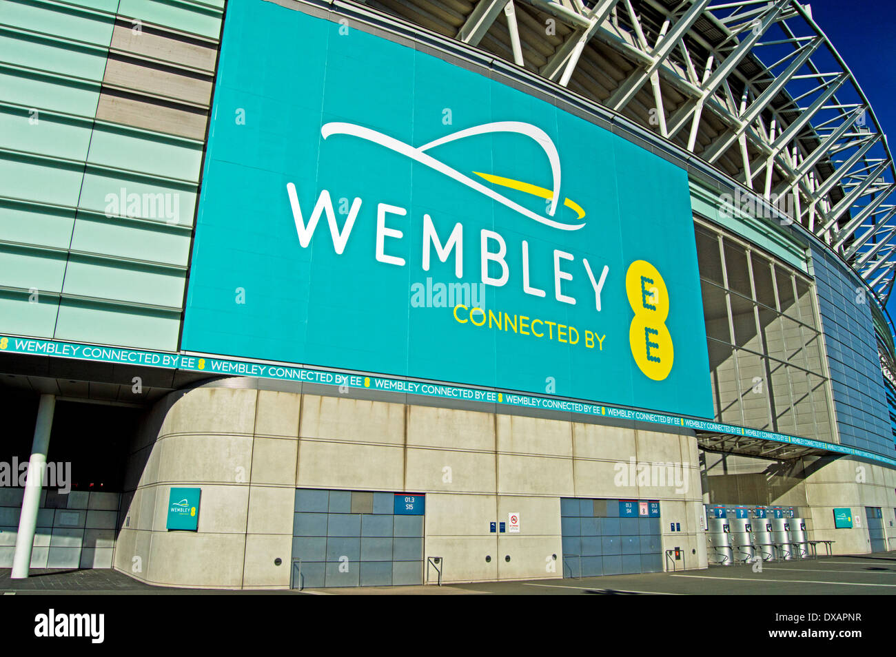 Vista dallo stadio di Wembley che mostra EE annuncio, London Borough of Brent, London, England, Regno Unito Foto Stock