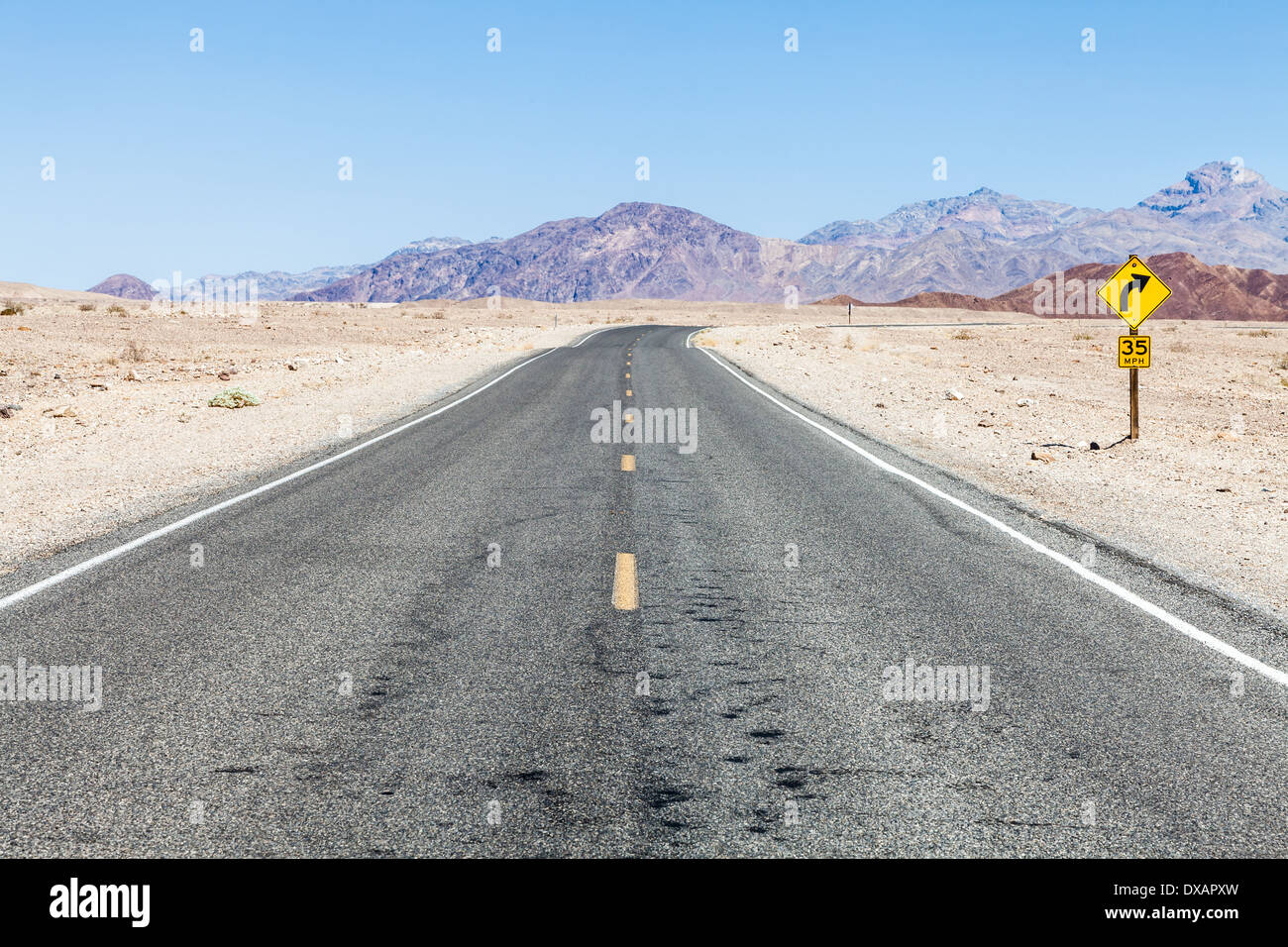 Prospettiva della strada nel mezzo della Valle della Morte del deserto, STATI UNITI D'AMERICA Foto Stock