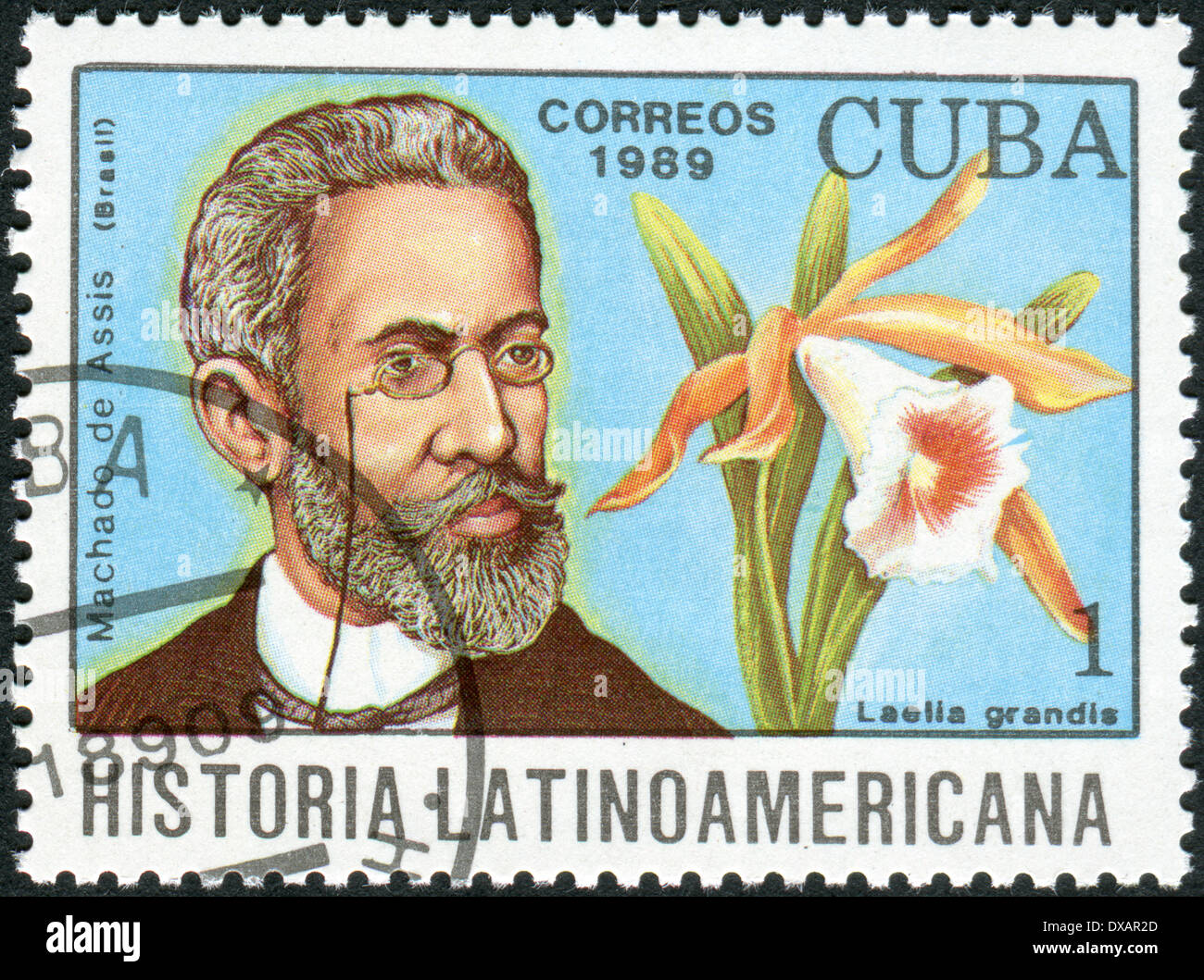 Francobollo stampato in Cuba, mostra il scrittore brasiliano Joaquim Maria Machado de Assis e orchidee Laelia grandis Foto Stock