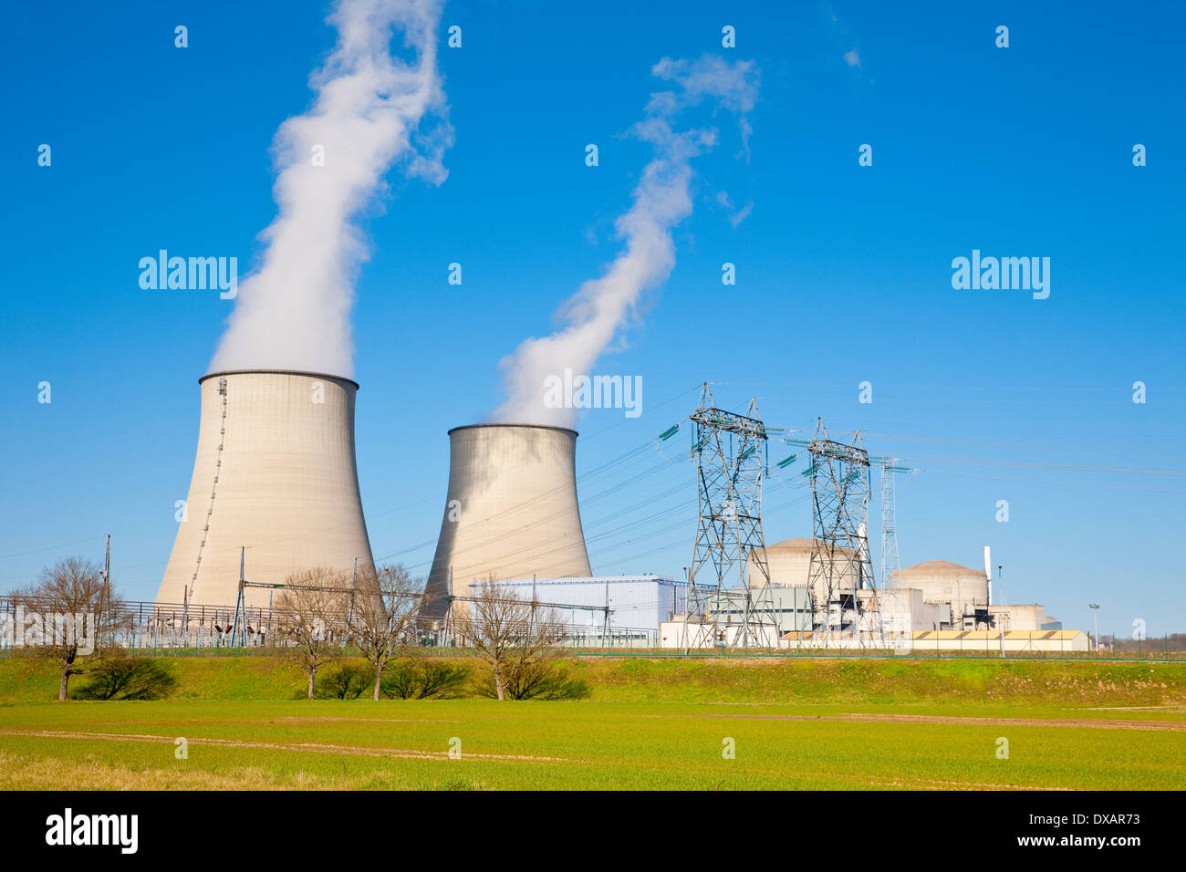 Centrale nucleare di Belleville, Francia, in primavera Foto Stock