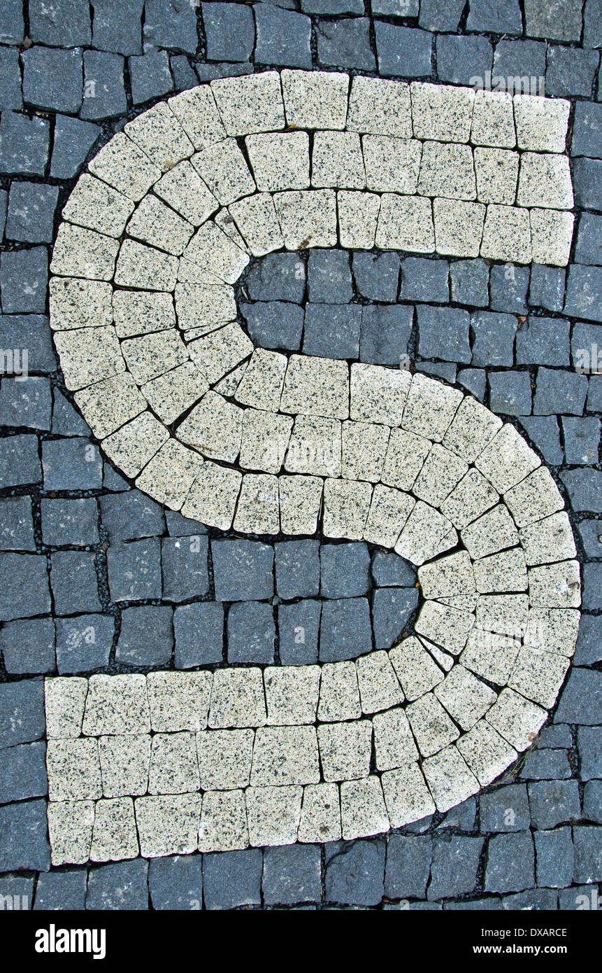 Foto di marciapiede fatta di pietre con lettere Foto Stock