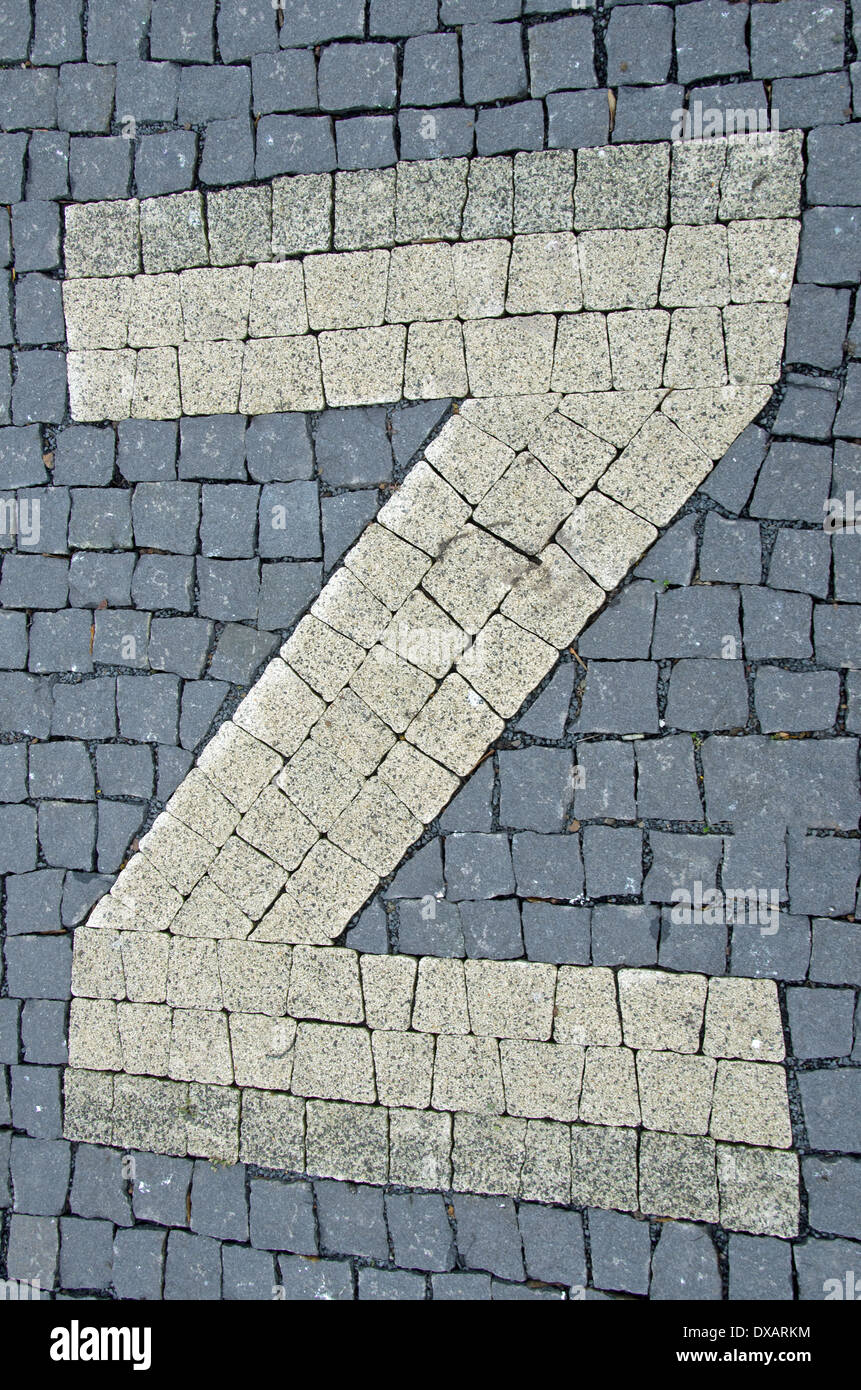 Foto di marciapiede fatta di pietre con lettere Foto Stock