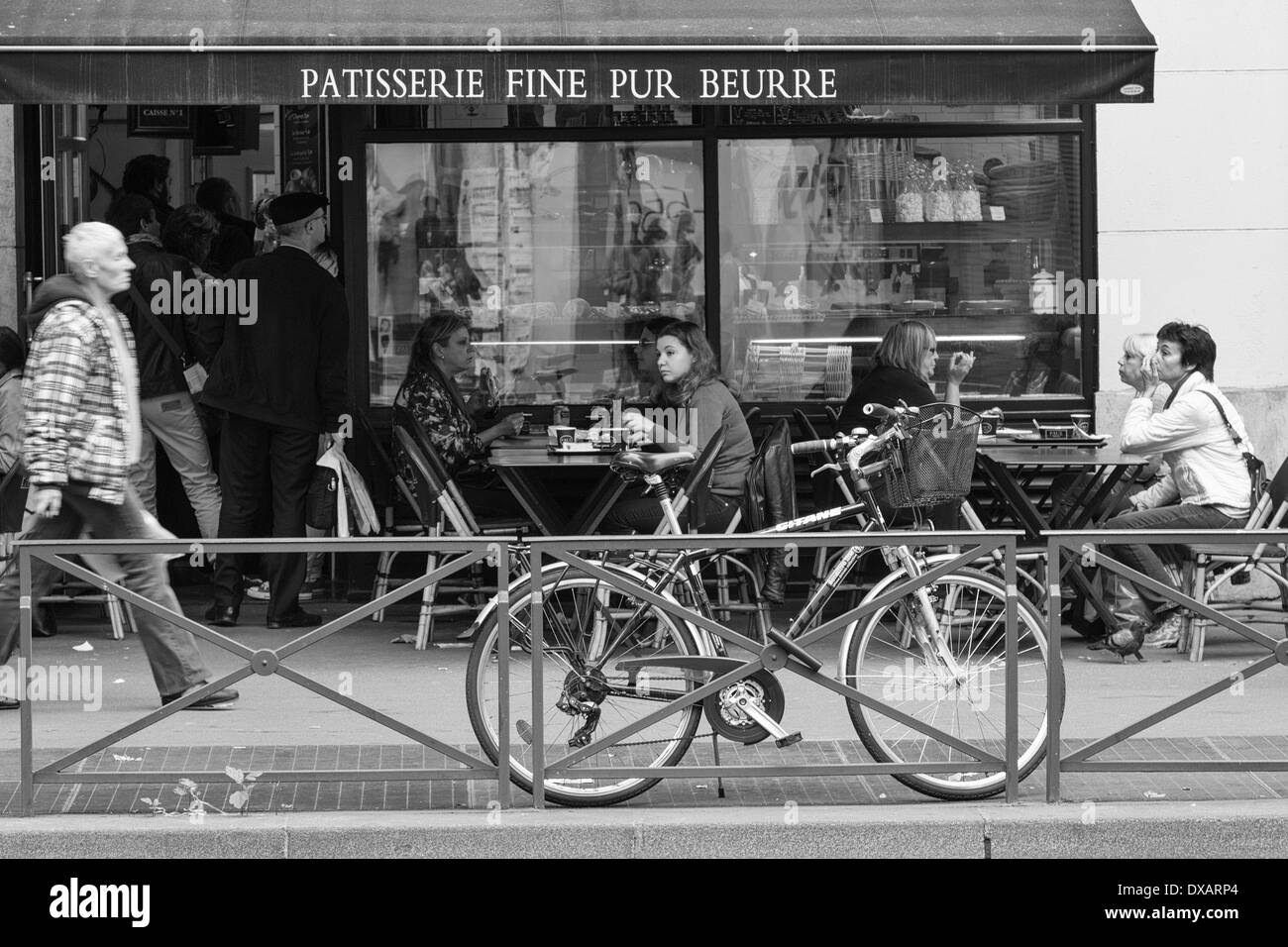 Persone sedute e mangiare fuori la pasticceria a Parigi Foto Stock