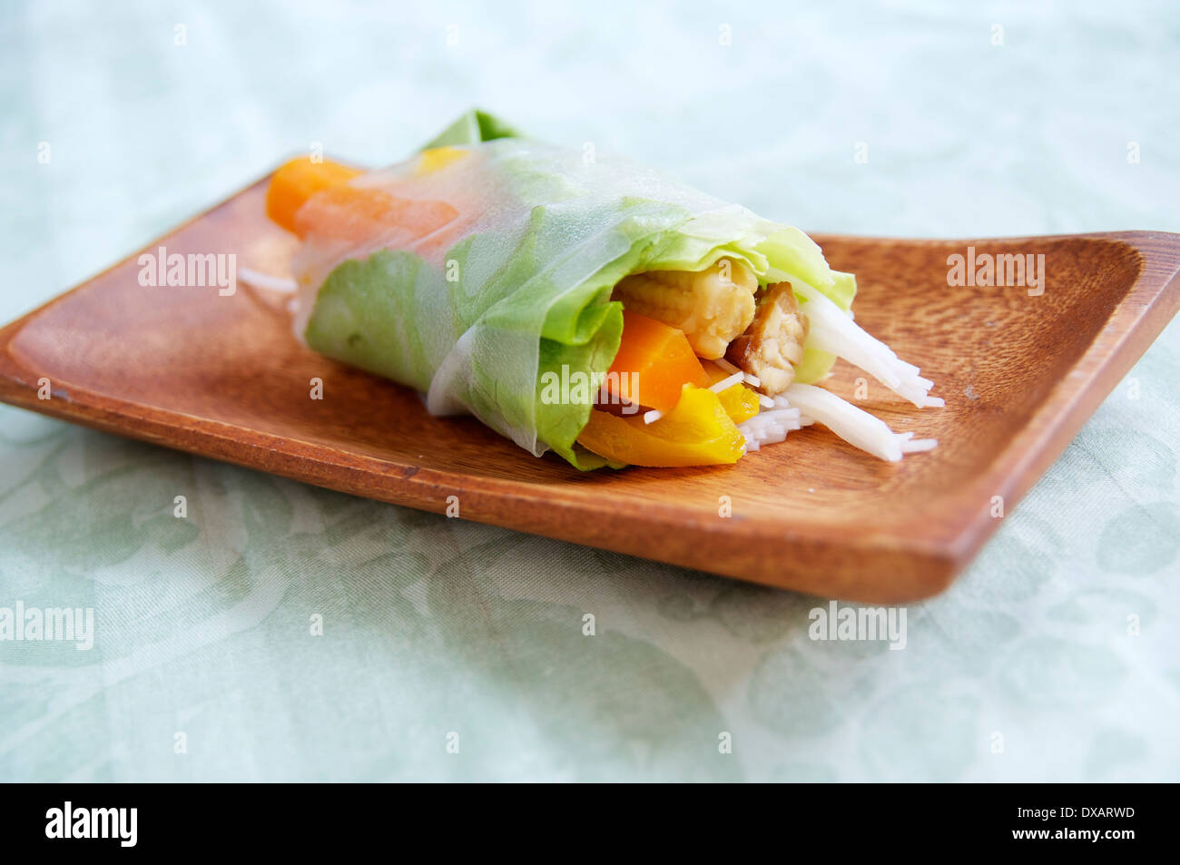 Questi insalata di tempeh rotoli fare un bel pranzo leggero o antipasto. Foto Stock