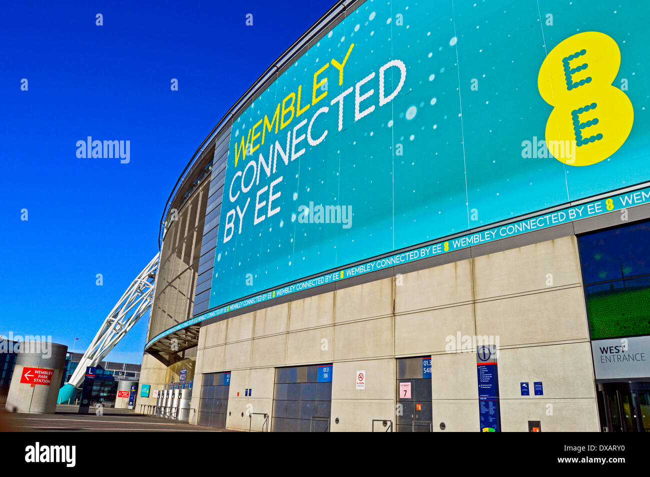 Vista dallo stadio di Wembley che mostra EE annuncio, London Borough of Brent, London, England, Regno Unito Foto Stock