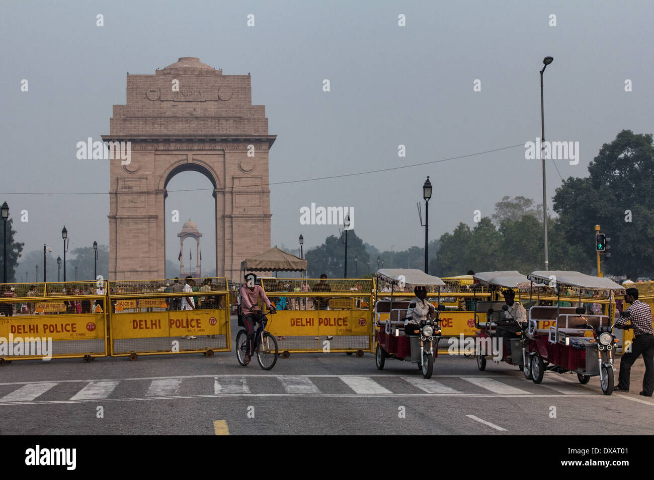 Risciò bicicletta di fronte all India Gate e la tettoia a Delhi, India Foto Stock