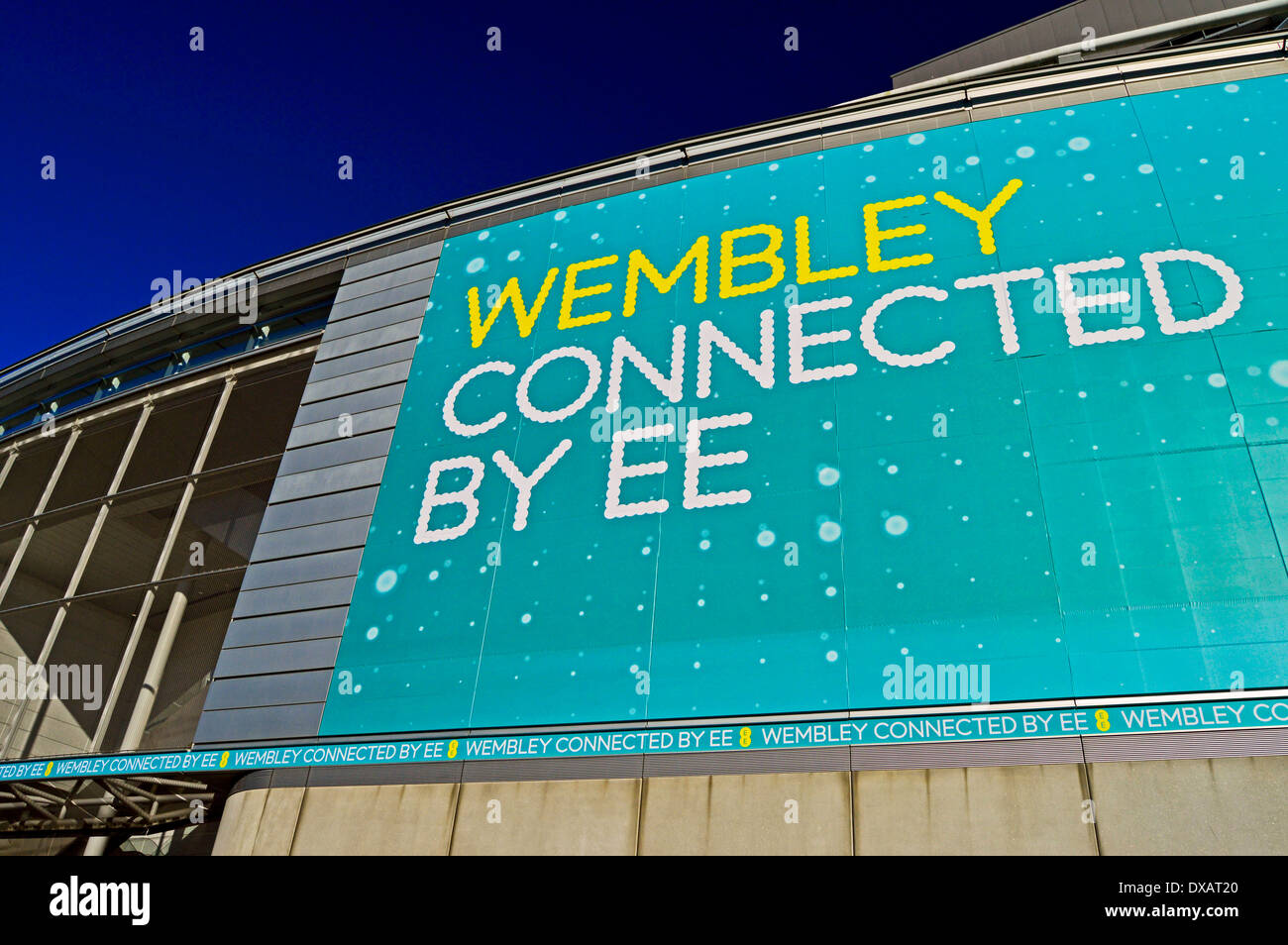 Vista dallo stadio di Wembley che mostra EE annuncio, London Borough of Brent, London, England, Regno Unito Foto Stock