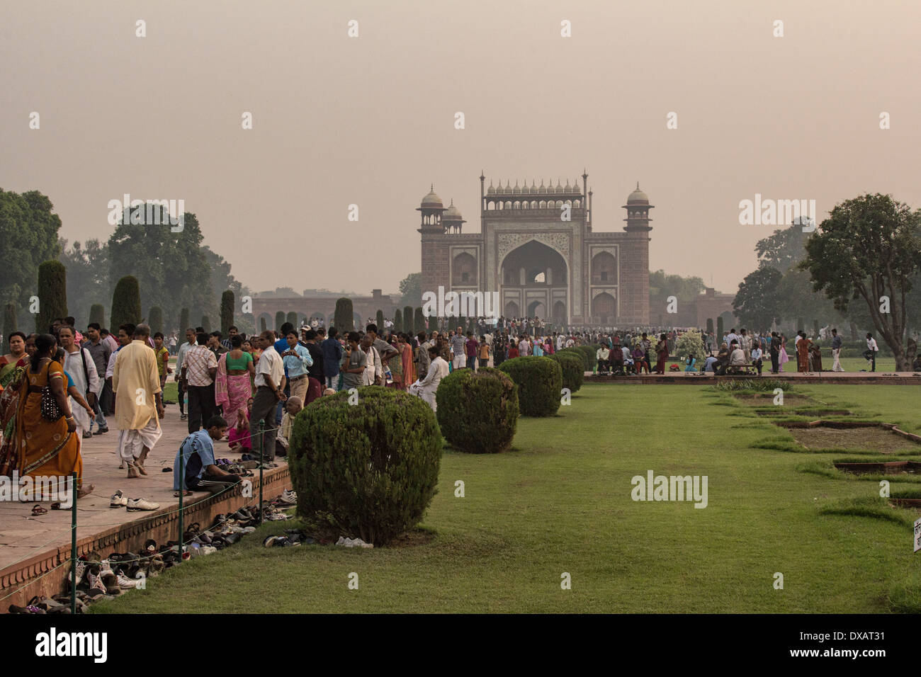 La grande porta (gateway principale) del Taj Mahal di Agra, India Foto Stock