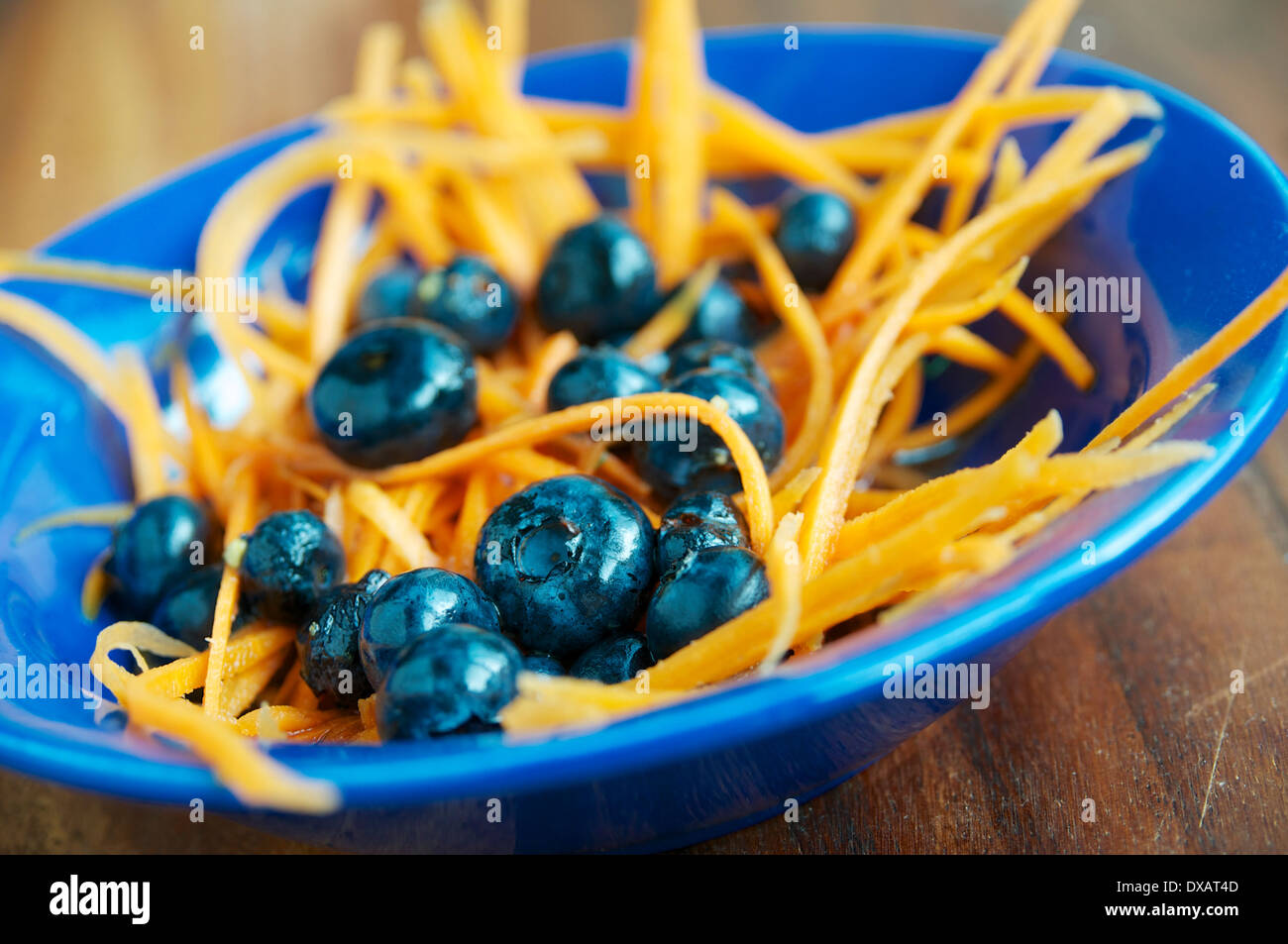 Ciotola con una carota e insalata di mirtilli Foto Stock
