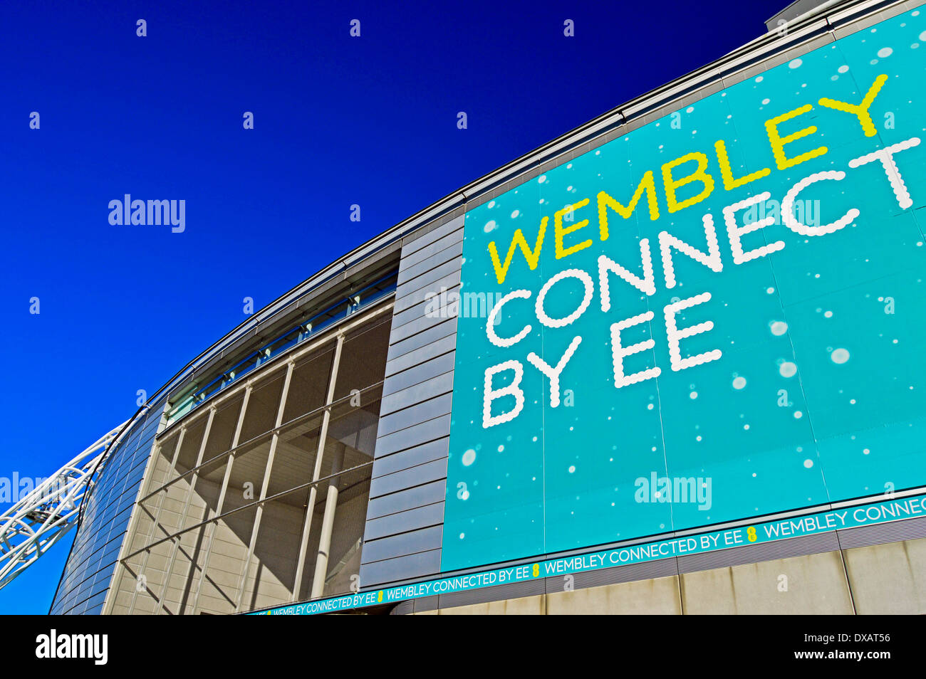 Vista dallo stadio di Wembley che mostra EE annuncio, London Borough of Brent, London, England, Regno Unito Foto Stock