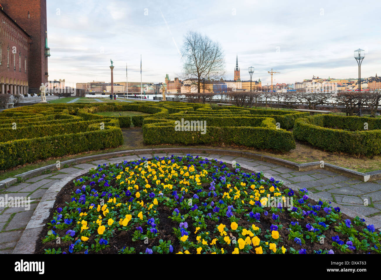 Vista serale di Stadshusparken e la monumentale torre del Municipio di Stoccolma ('Stockholms stadshus") (tra il 1911-1923). Foto Stock