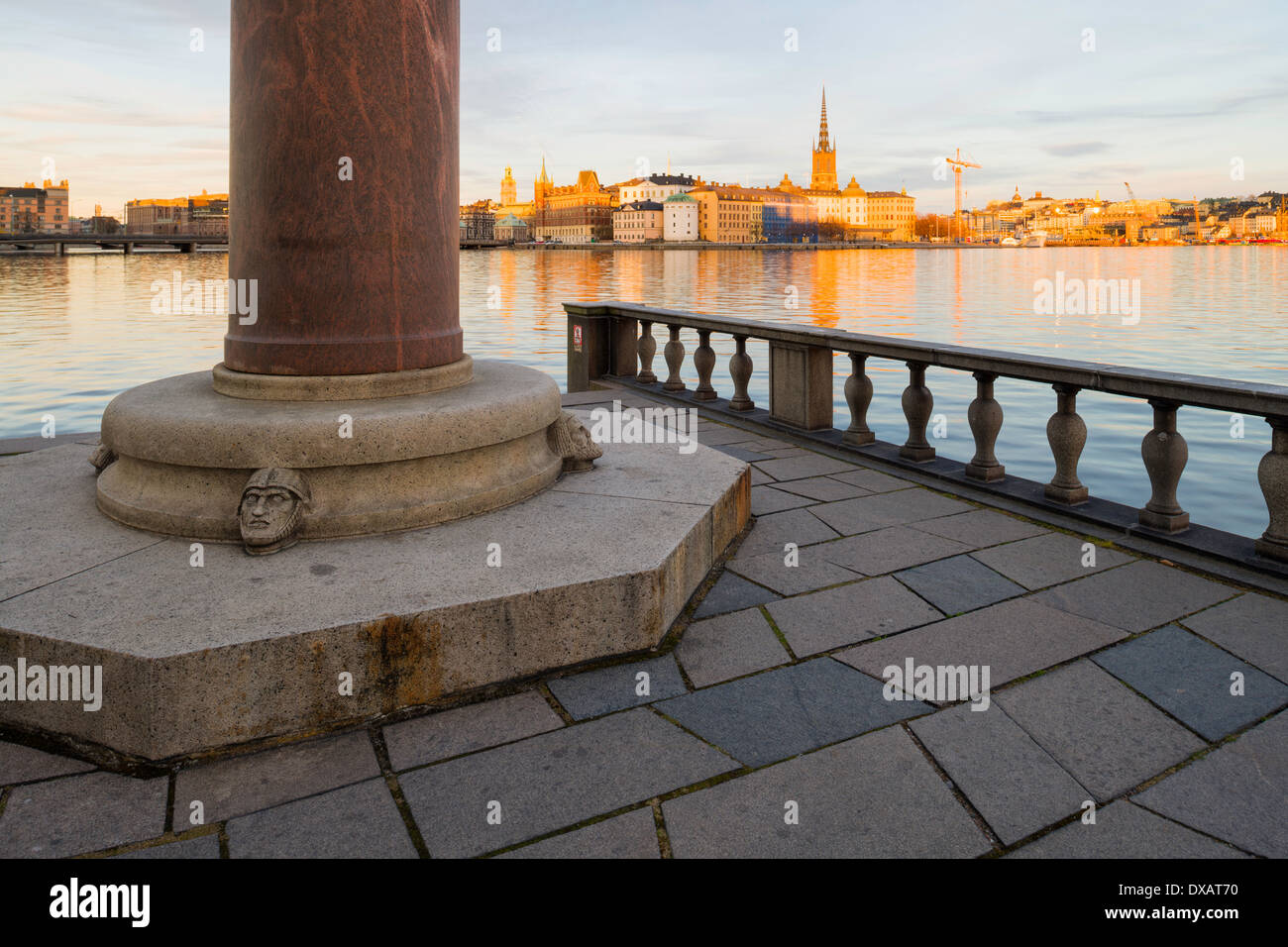 Vista serale da Stadshusparken al Municipio di Stoccolma ('Stockholms stadshus'). La base della colonna con la statua di Engelbrektsson. Foto Stock