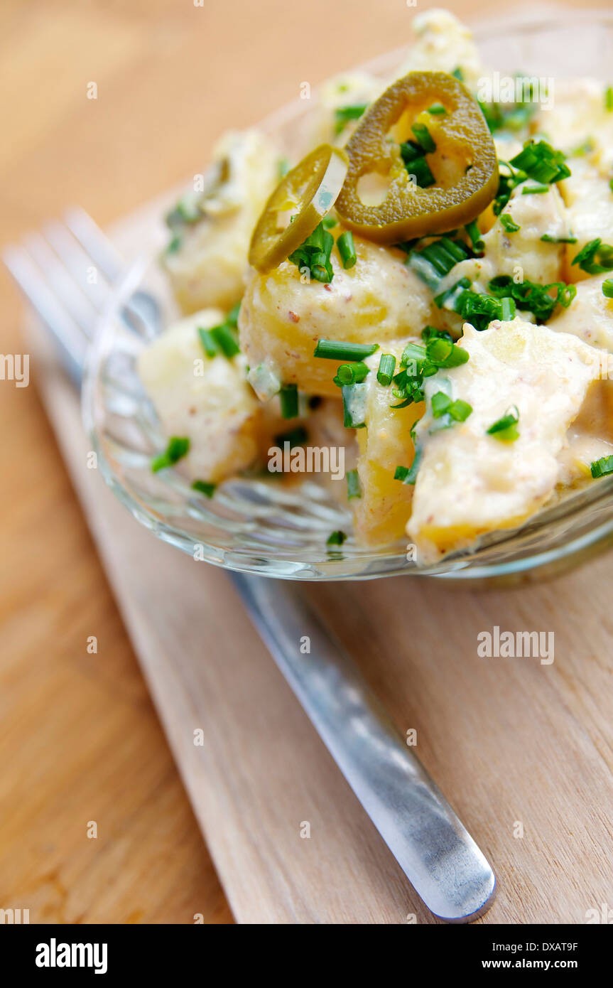 Un più piccante variazione della solita insalata di patate. Foto Stock