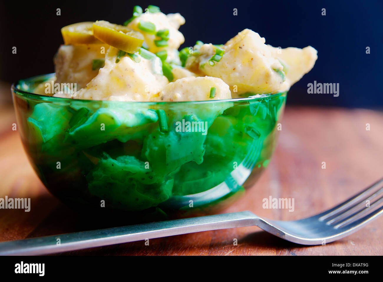 Un più piccante variazione della solita insalata di patate. Foto Stock