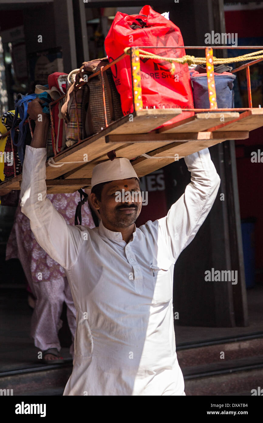 Dabbawala portando il pranzo Dabbas (ristorante Tiffin box) per la consegna ai clienti al di fuori di Churchgate stazione ferroviaria in Mumbai, India Foto Stock