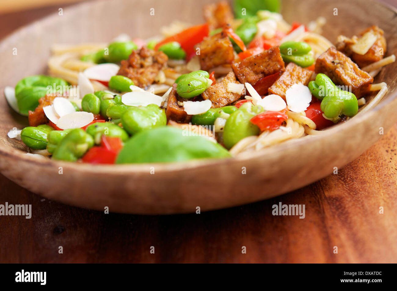 Frumento integrale spaghetti con fave, pepe rosso e piccante tofu Foto Stock