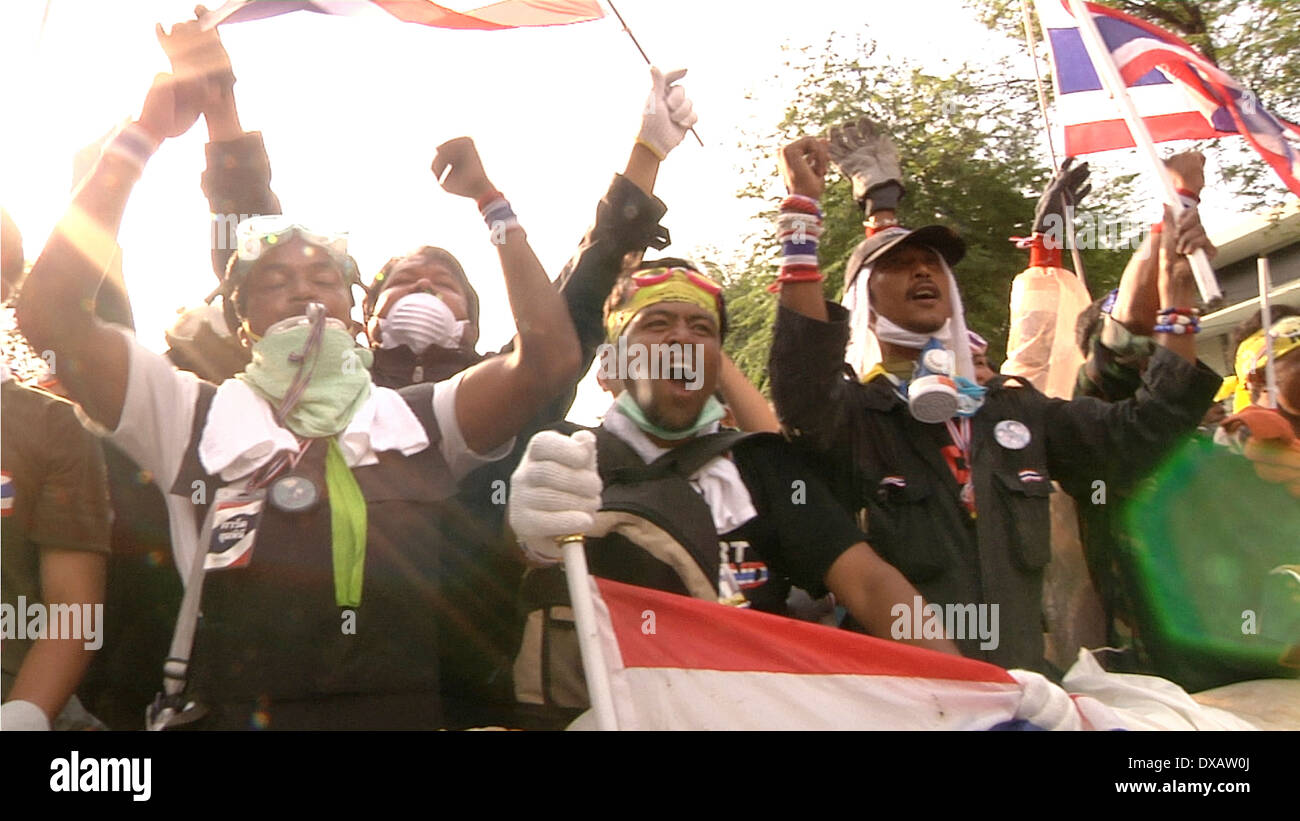 Governo anti-manifestanti line up dietro barricate durante le proteste su Feb 18, 2014 a Bangkok, in Thailandia. Foto Stock