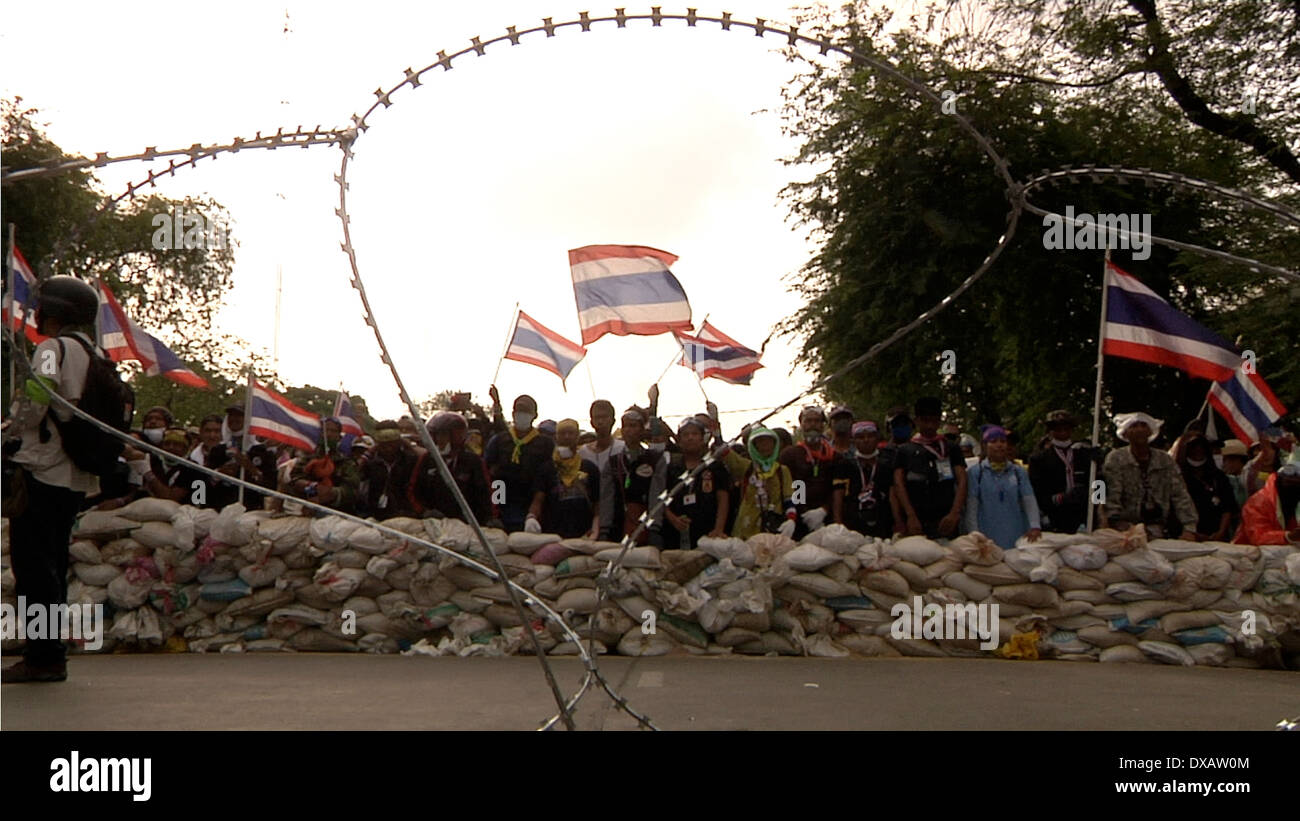 Governo anti-manifestanti line up dietro barricate durante le proteste su Feb 18, 2014 a Bangkok, in Thailandia. Foto Stock