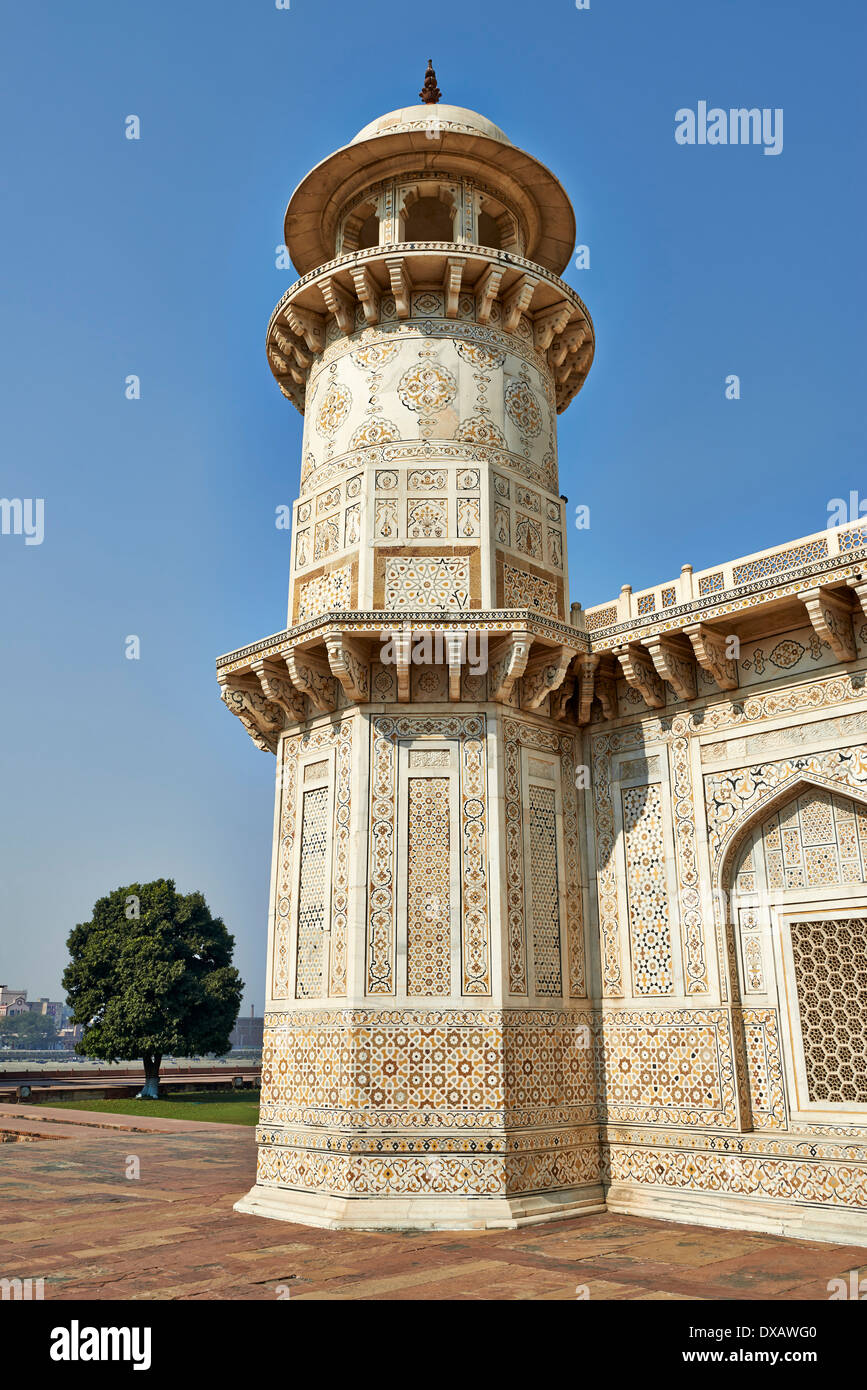Il minareto di Itmad-Ud-Daulah della tomba di o-Etimad ud-Daulah, Agra, Uttar Pradesh, India Foto Stock