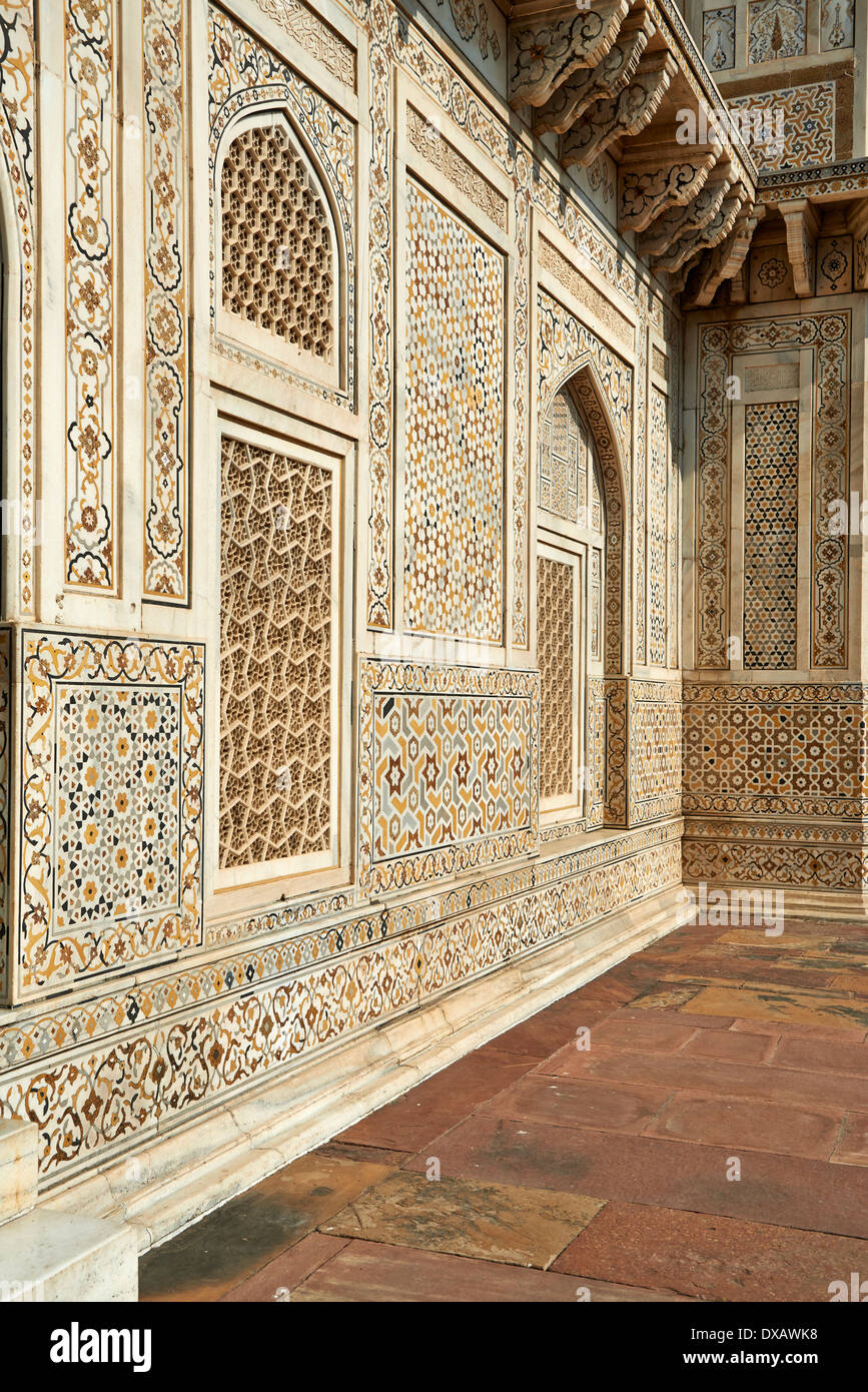 Dettaglio delle pareti con intarsi in marmo bianco una finestra, Itmad-Ud-Daulah della tomba di o-Etimad ud-Daulah, Agra, Uttar Pradesh, Foto Stock