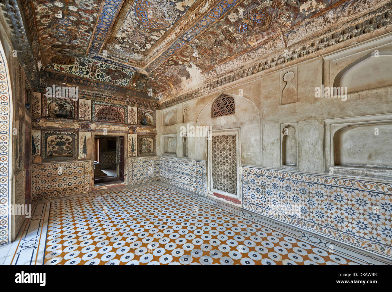 Interior shot di Itmad-Ud-Daulah della tomba di o-Etimad ud-Daulah chiamato anche Baby Taj, Agra, pitture murali, Uttar Pradesh, India Foto Stock