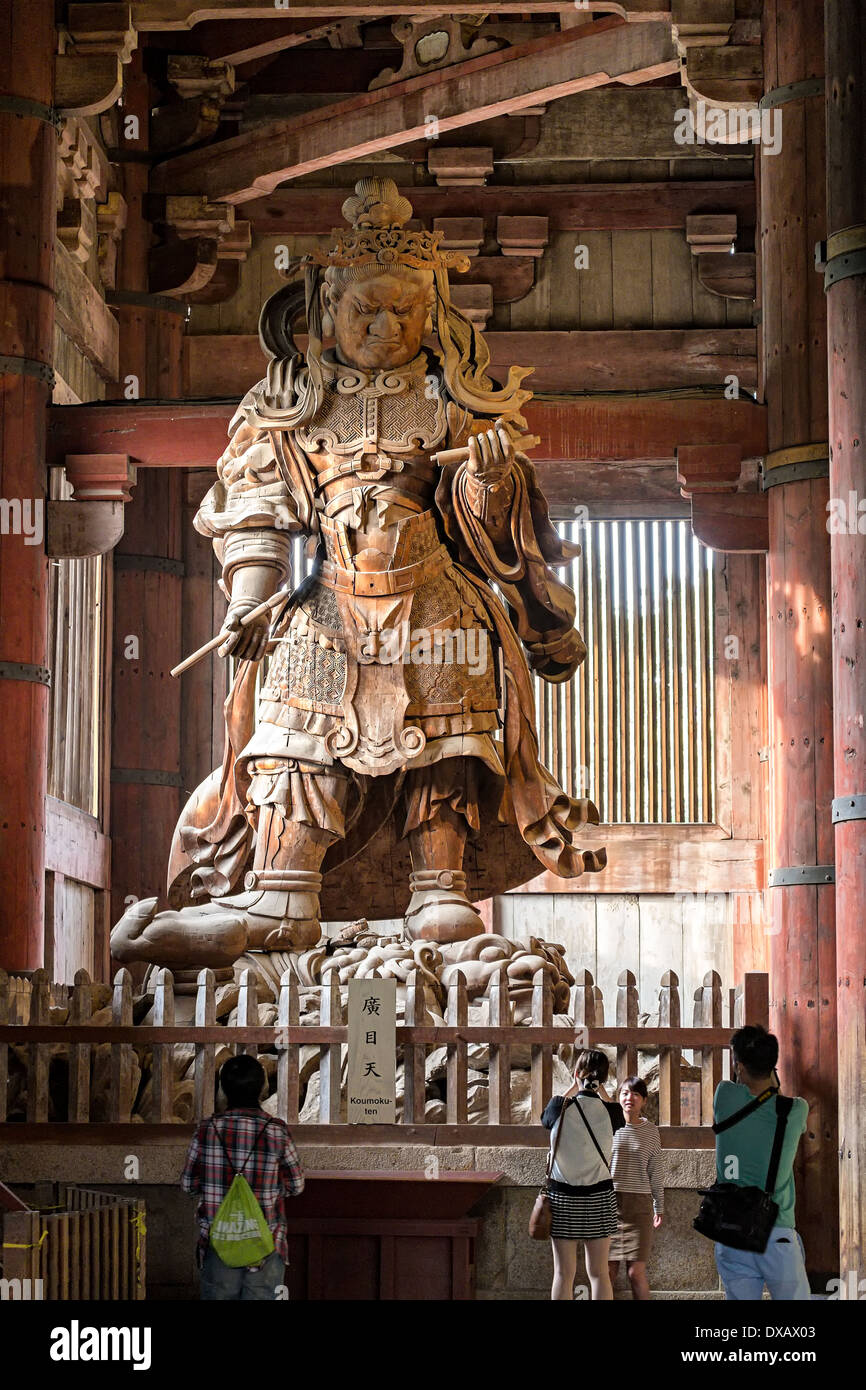 Koumokuten Custode (Re) in Daibutsuden (Big Buddha Hall) di Tōdaiji (grande tempio orientale) a Nara, Giappone Foto Stock