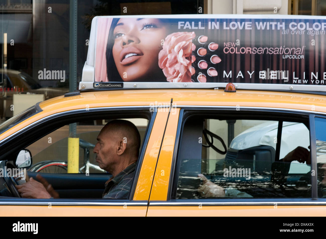 Un autista passando da Gramercy. Gramercy è un molto rispettabile quartiere con un gran numero di edifici storici. Servizio Taxi Foto Stock