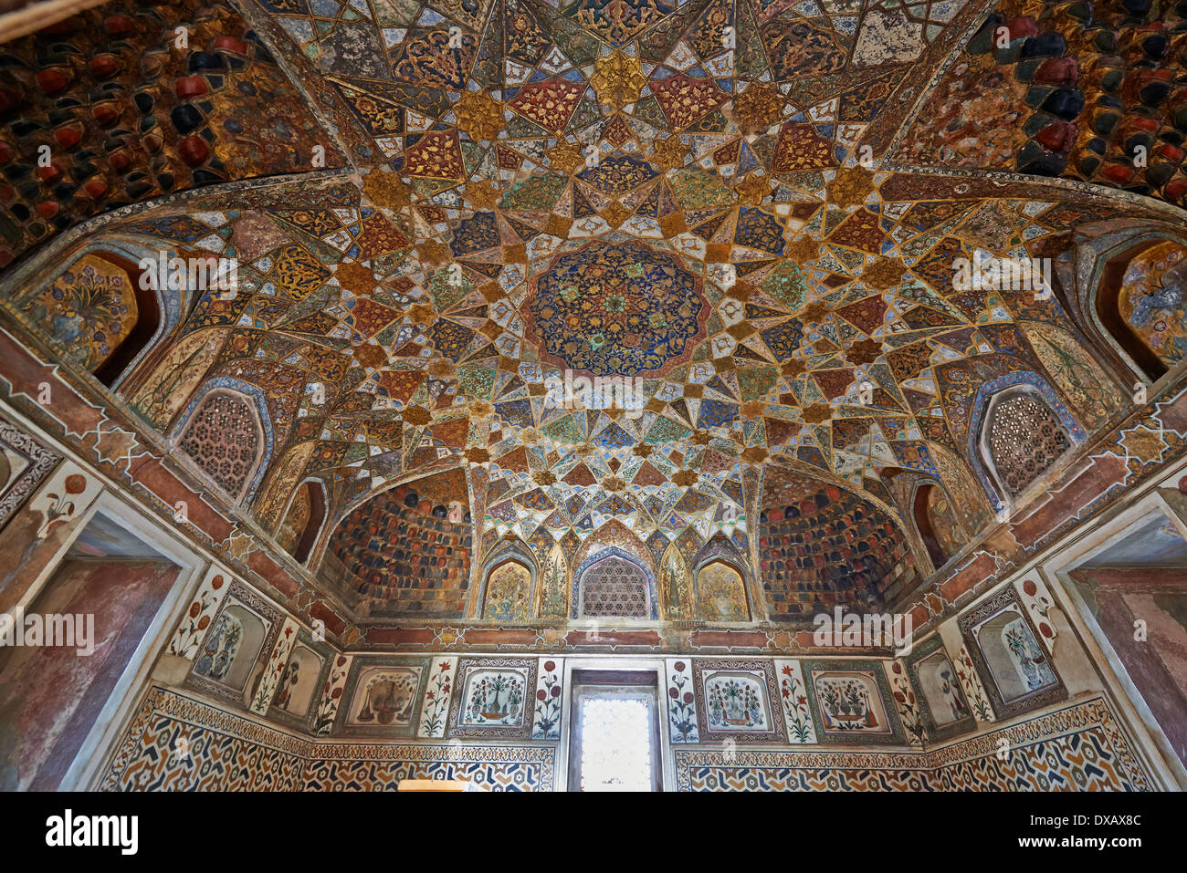 Interior shot di Itmad-Ud-Daulah della tomba di o-Etimad ud-Daulah chiamato anche Baby Taj, Agra, pitture murali, Uttar Pradesh, India Foto Stock