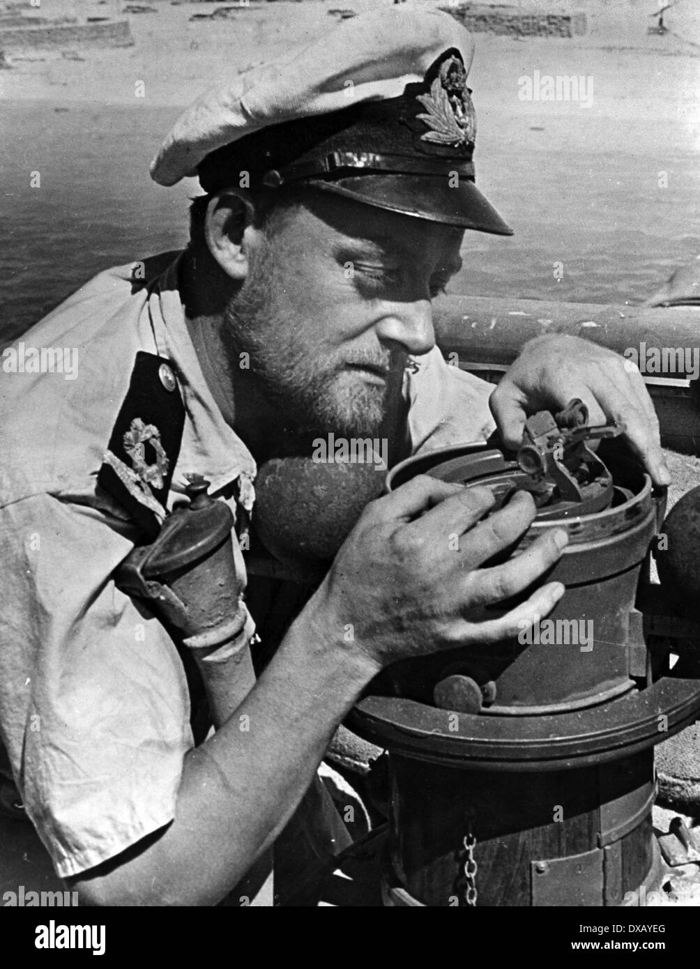 Royal Navy durante la seconda guerra mondiale. La Royal Navy Reserve officer prende una sorta di bussola di entrare Tobruk Foto Stock