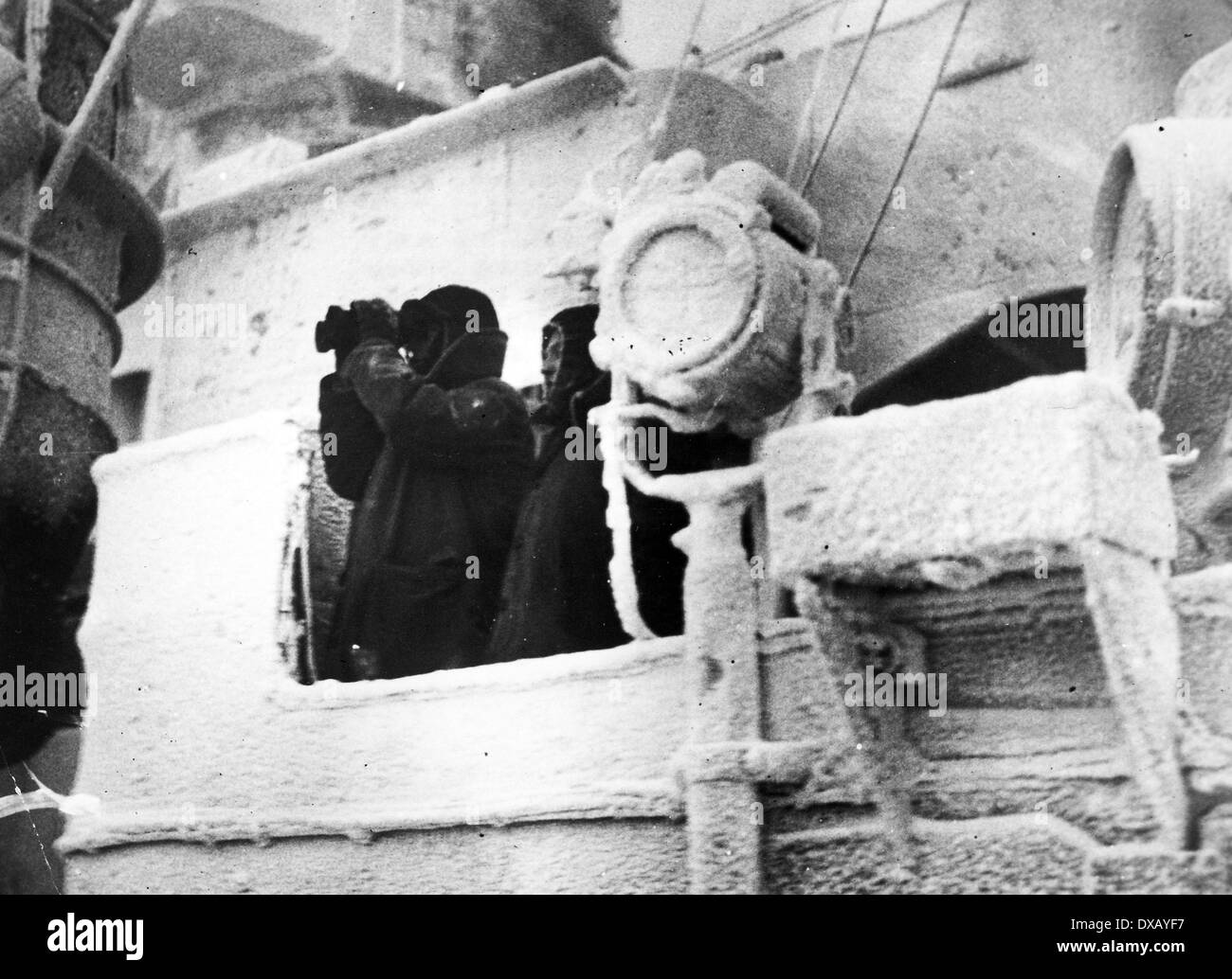 Royal Navy durante la seconda guerra mondiale. Un segnalatore di RN utilizza una lampada aldis per inviare il codice morse messaggi Foto Stock