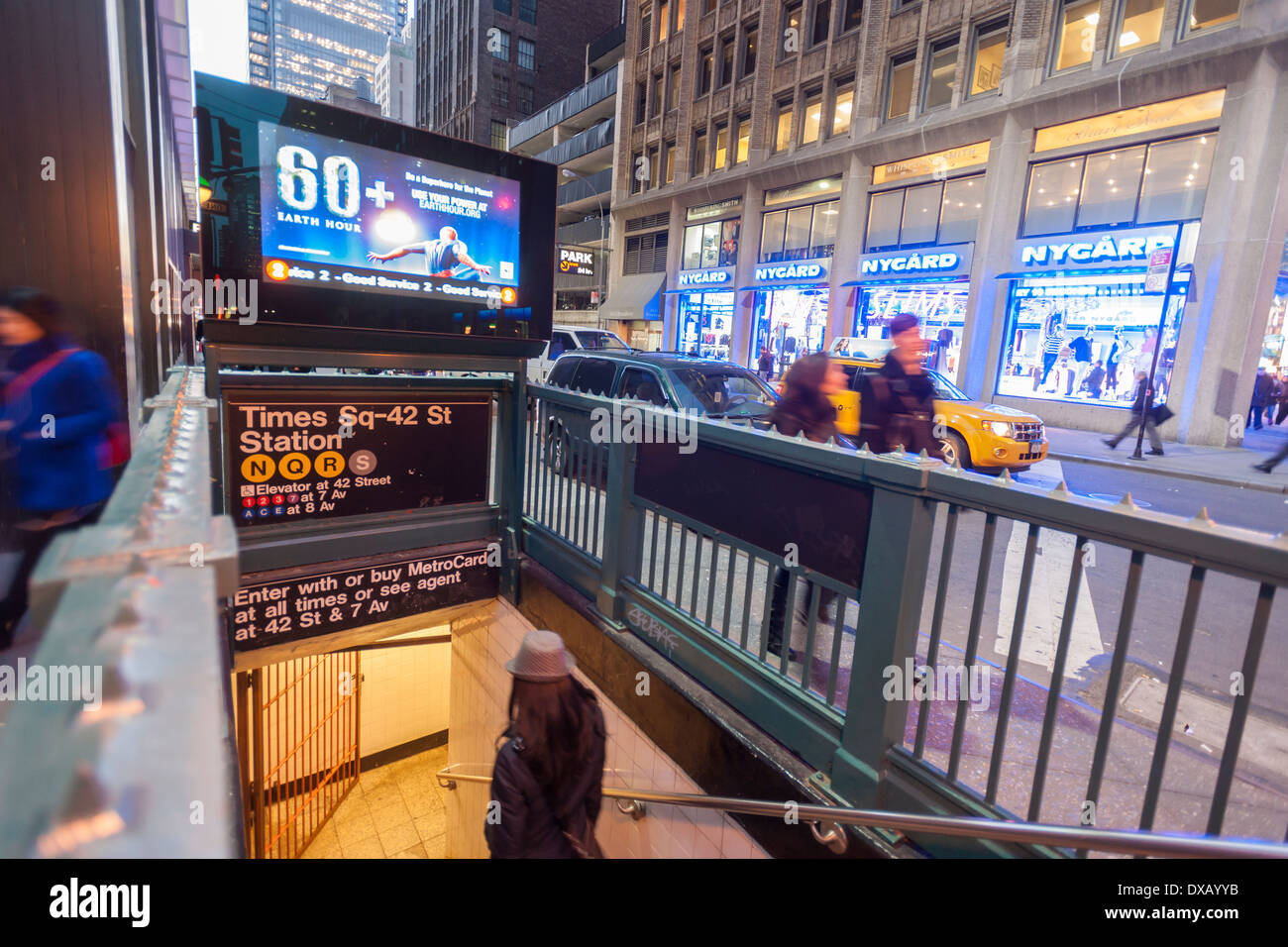 Un tabellone elettronico su un ingresso della metropolitana a Times Square a New York, di proprietà di CBS Outdoor America Foto Stock