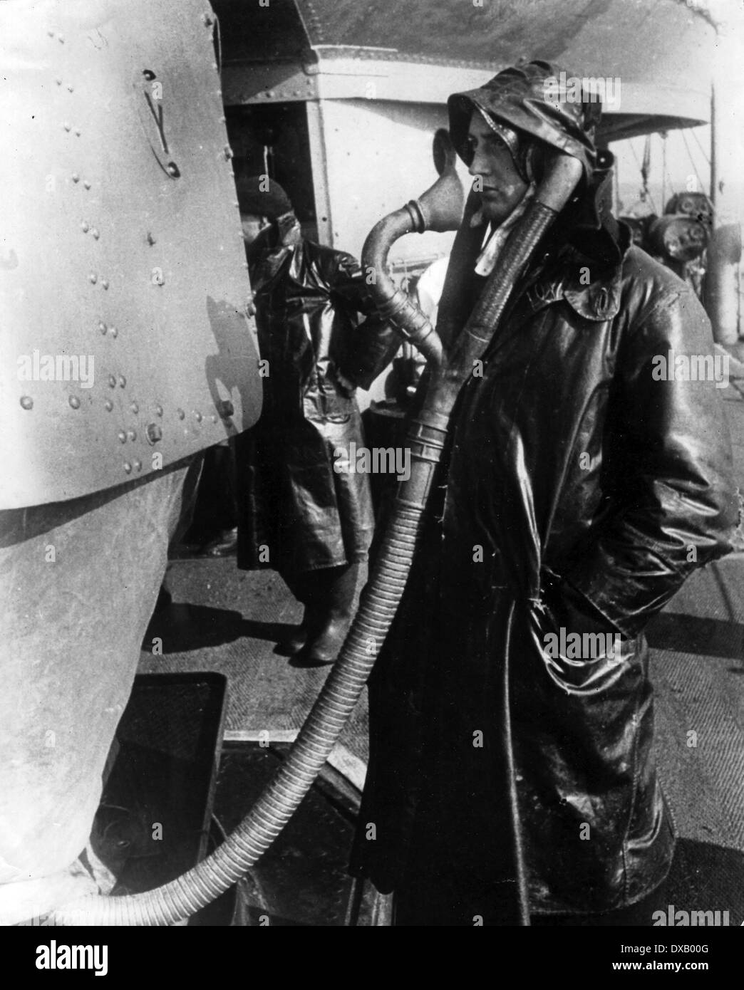 Royal Navy durante la seconda guerra mondiale. Un tiratore indossando le comunicazioni vocali della cuffia del tubo durante il WW11 Foto Stock