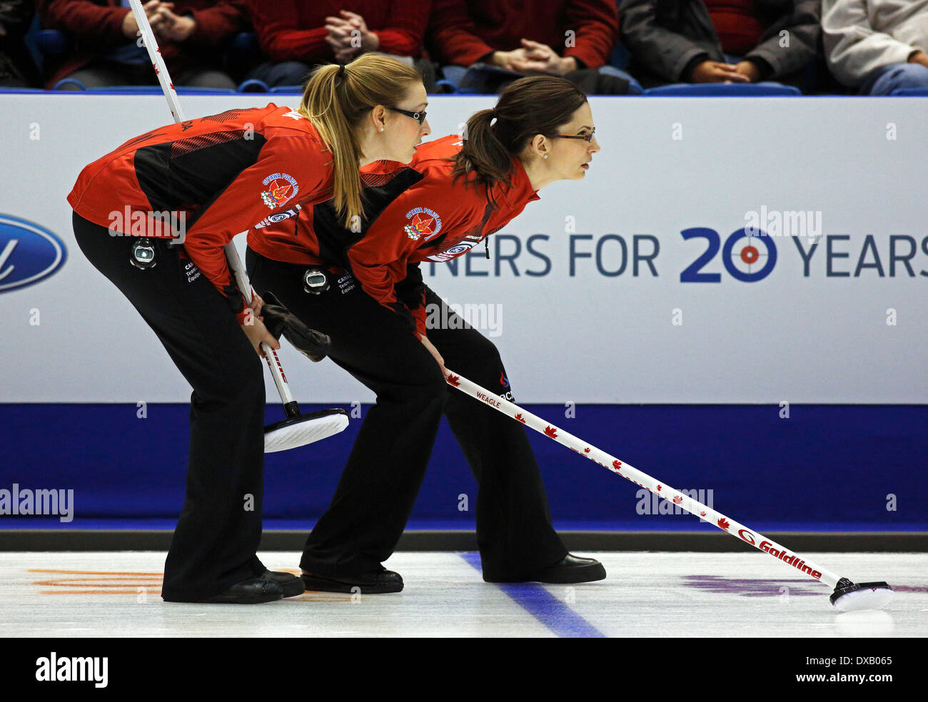 Alison Kreviazuk e Lisa Weagle del Canada seguire un avversario di colpo al 2014 Ford World donna Campionato di Curling. Foto Stock
