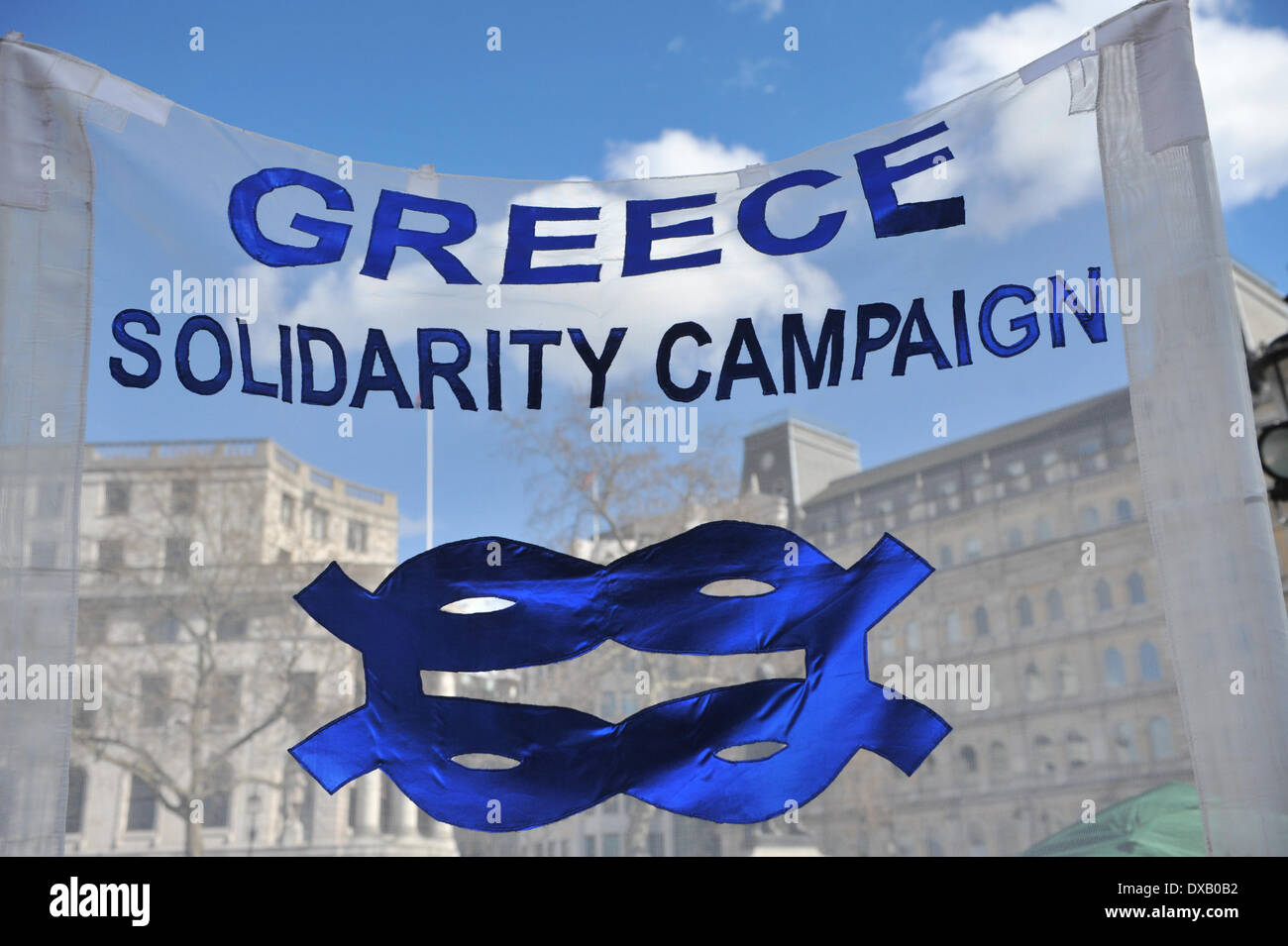 Trafalgar Square, Londra, Regno Unito. Il 22 marzo 2014. Una Grecia solidarietà banner in giornata internazionale contro il razzismo evento in Trafalgar Square. Credito: Matteo Chattle/Alamy Live News Foto Stock