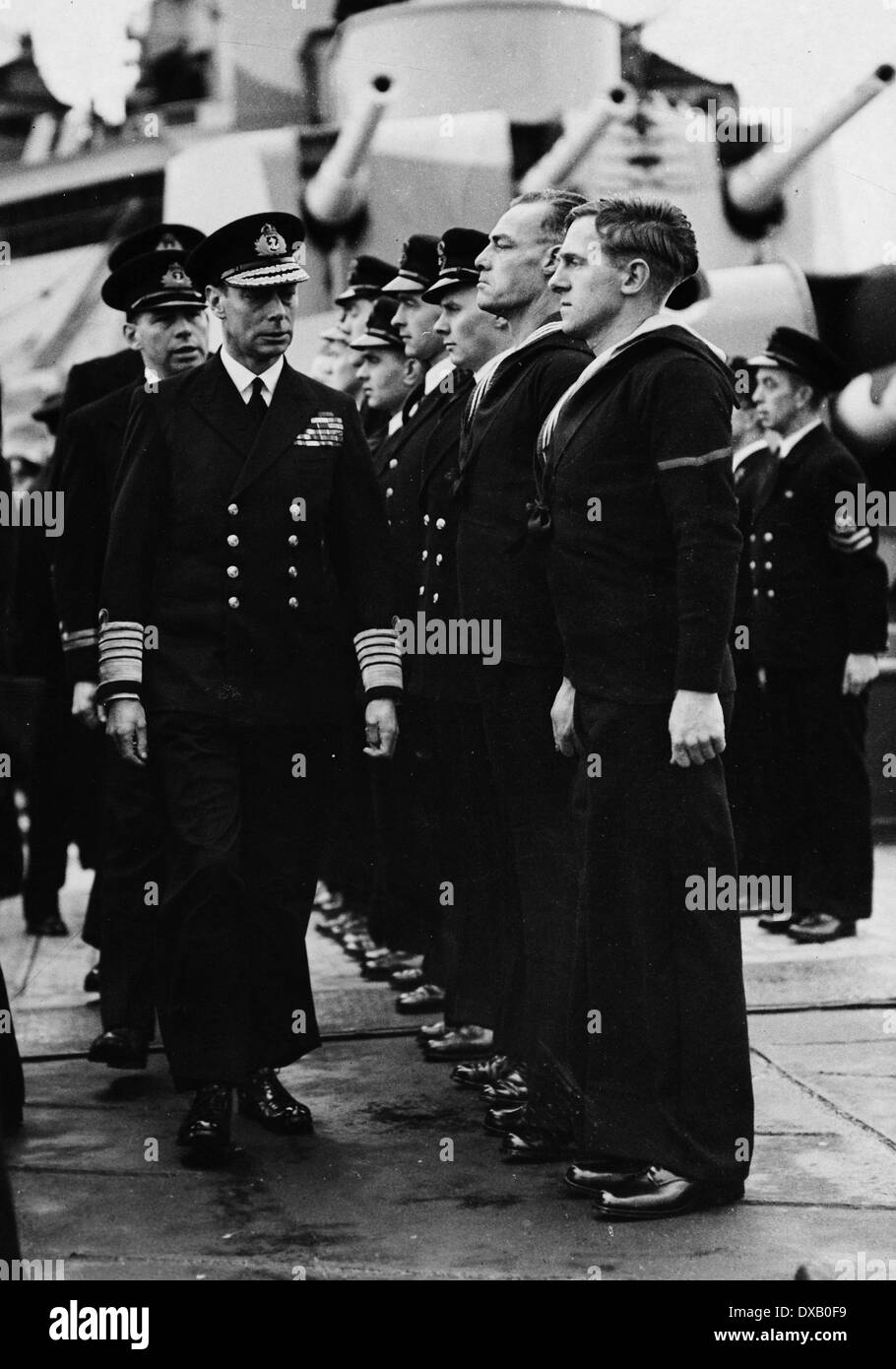 Royal Navy George VI ispeziona i marinai a bordo di una nave da battaglia della marina durante il WW2 Foto Stock