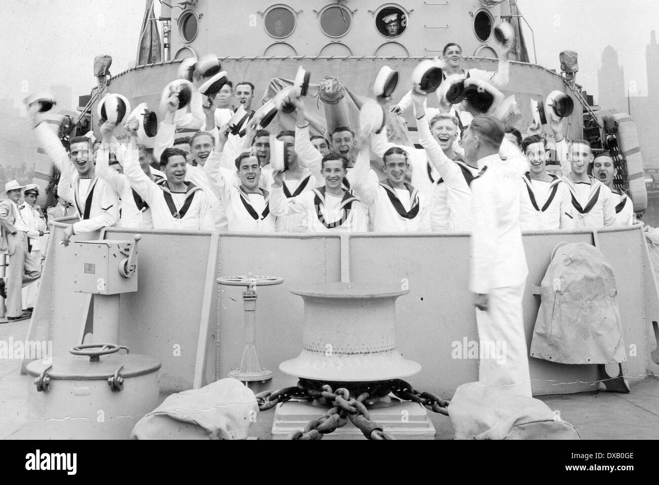 Royal Navy marinai di allegria come la loro nave viene commissionato in servizio Foto Stock