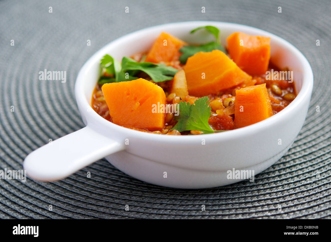 Un abbondante caduta caldo piatto con zucca e lenticchie. Foto Stock