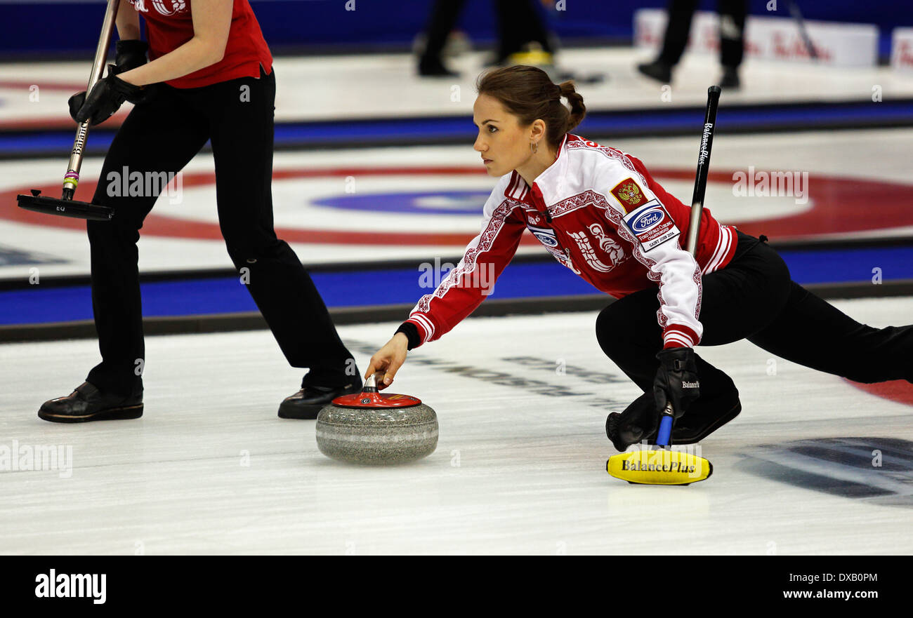 Saltare Anna Sidorova della Russia offre una pietra al Ford World donna Campionato di Curling Marzo 19, 2014 in Canada. Foto Stock