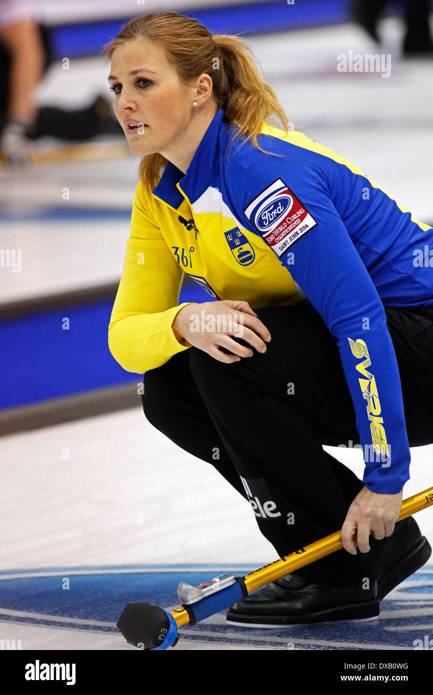 In Svezia il Christina Bertrup segue il suo colpo al Ford World donna Campionato di Curling Marzo 19, 2014 in San Giovanni, Canada. Foto Stock