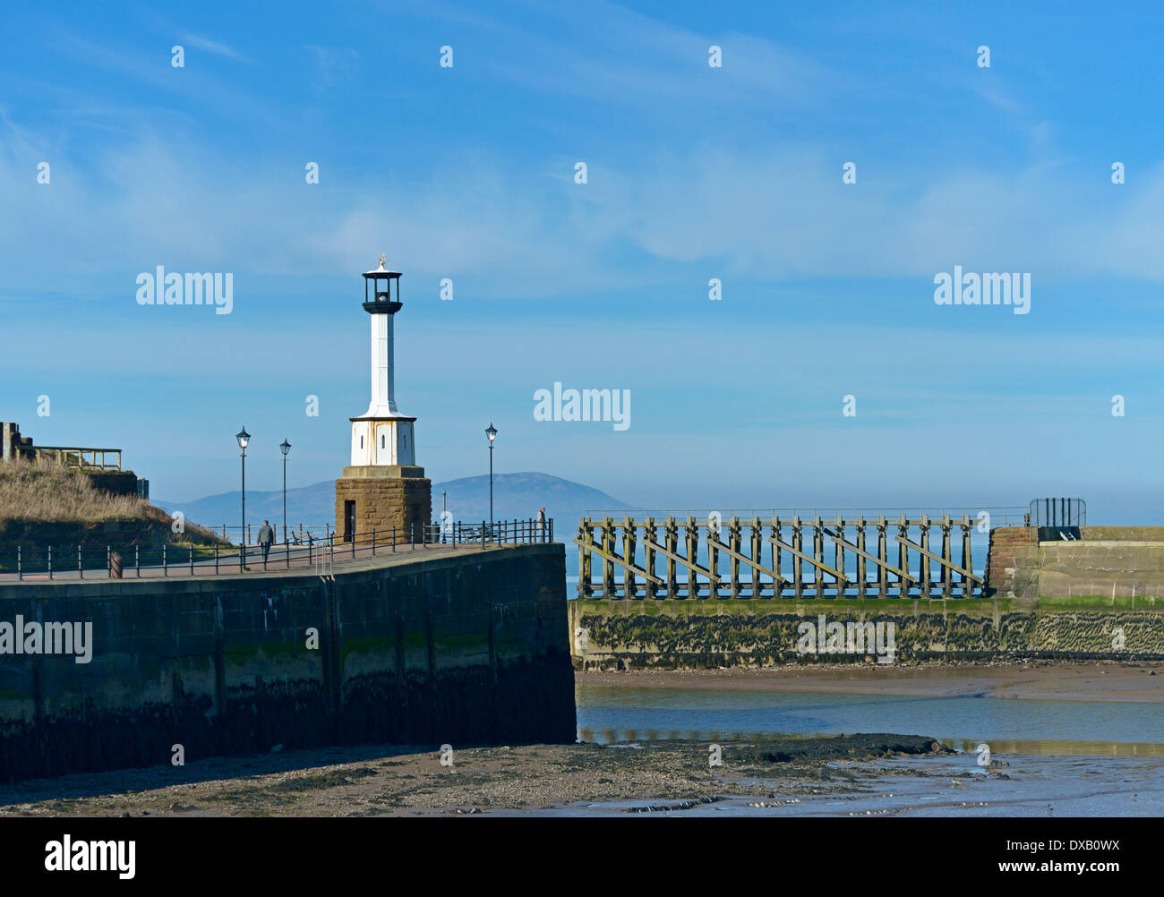 Il porto e il faro. Maryport, Cumbria, England, Regno Unito, Europa. Foto Stock